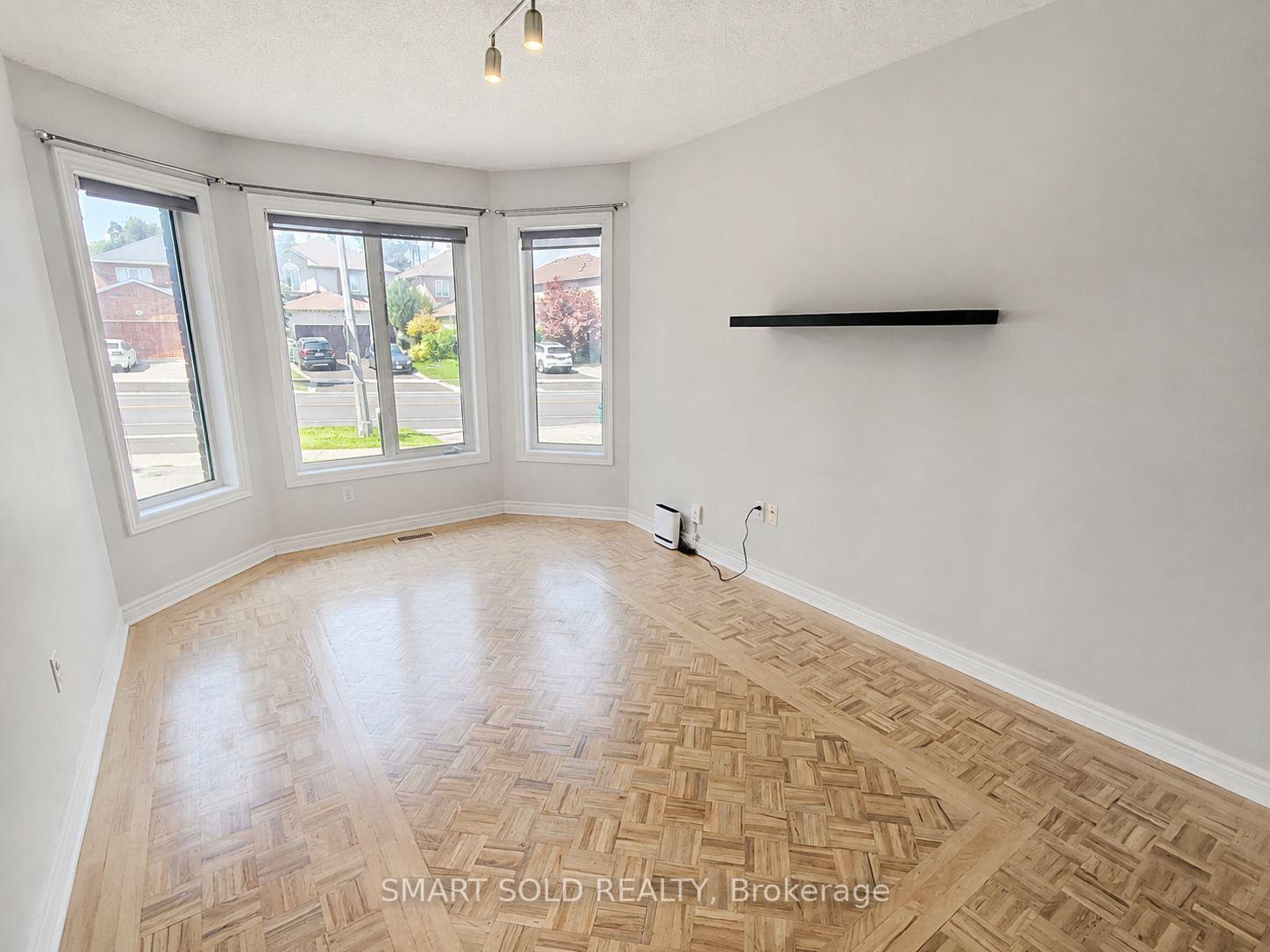 Photo 5 of 52 Royalpark Way, Vaughan, Elder Mills — HOMEH