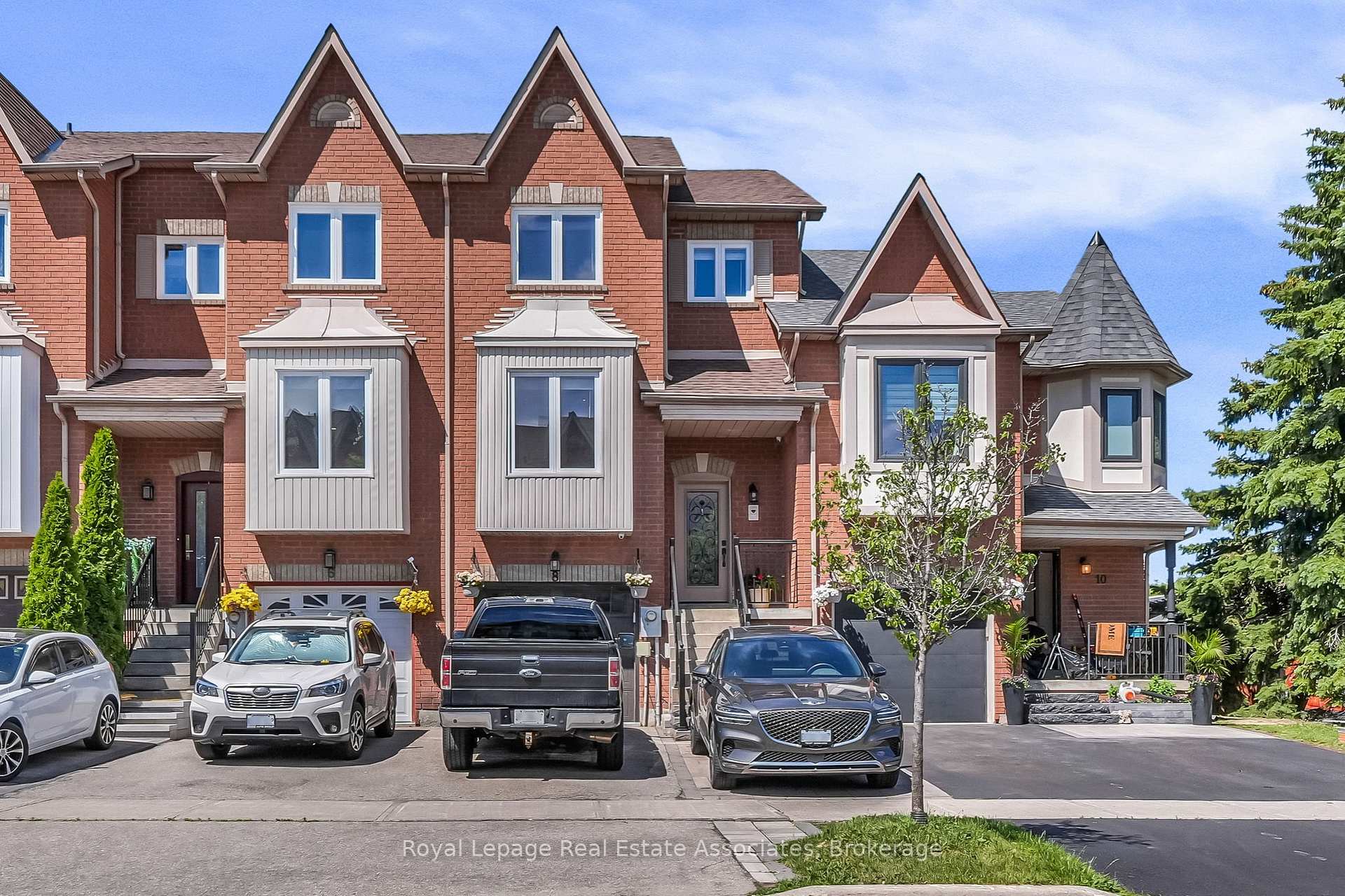 Photo 2 of 8 Prestwick Avenue, Vaughan, Maple — HOMEH