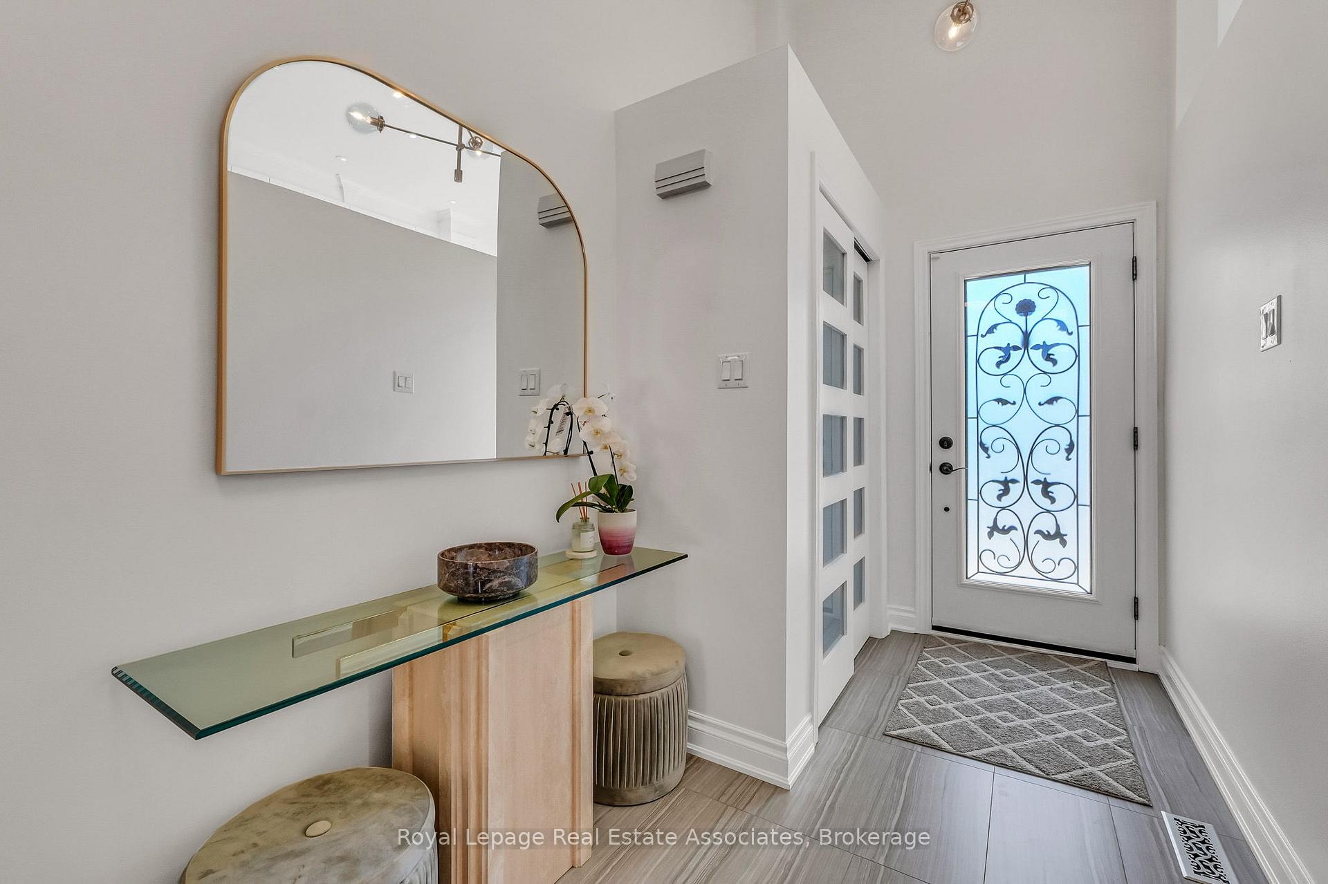 Photo 3 of 8 Prestwick Avenue, Vaughan, Maple — HOMEH