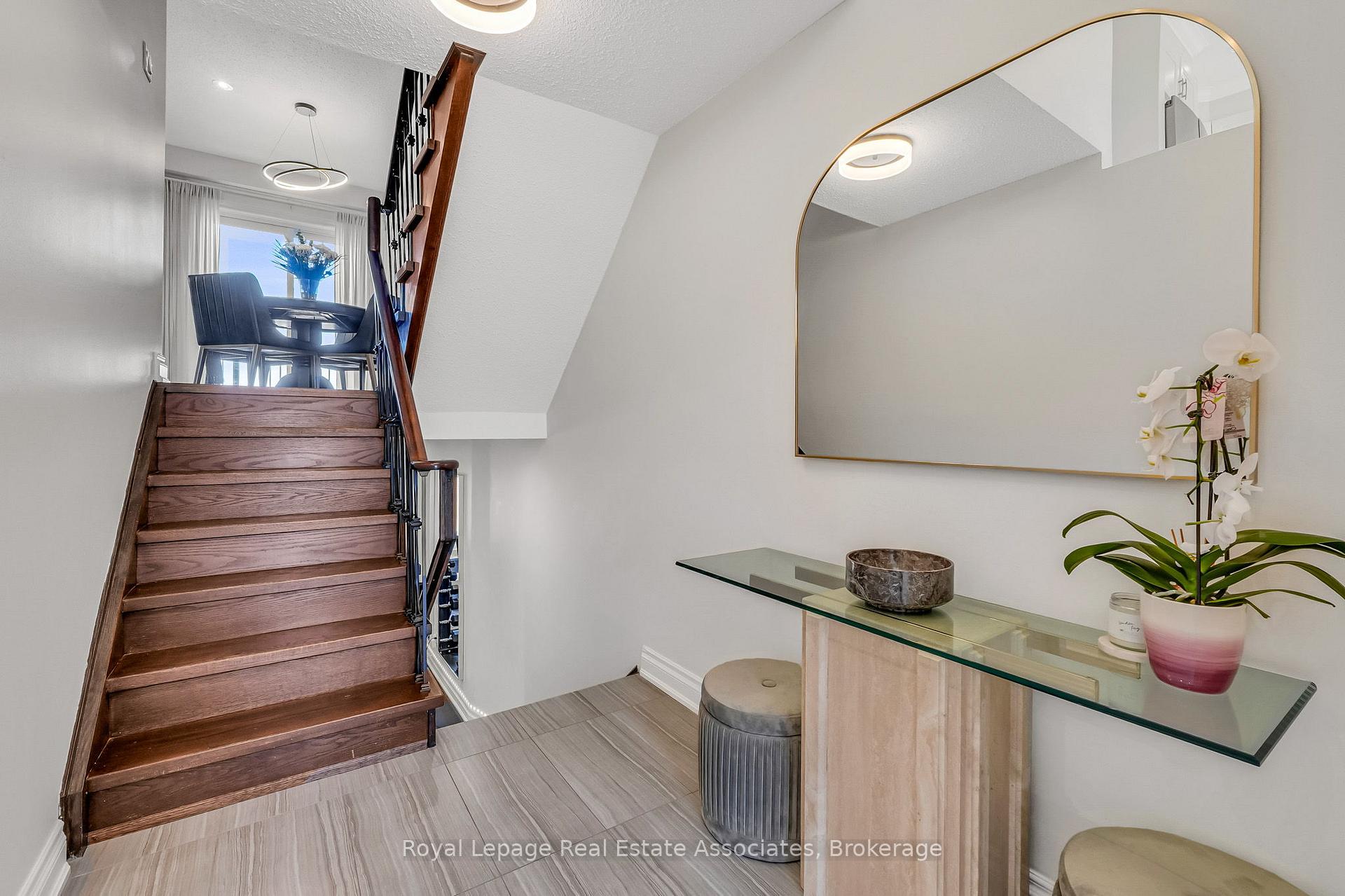 Photo 4 of 8 Prestwick Avenue, Vaughan, Maple — HOMEH