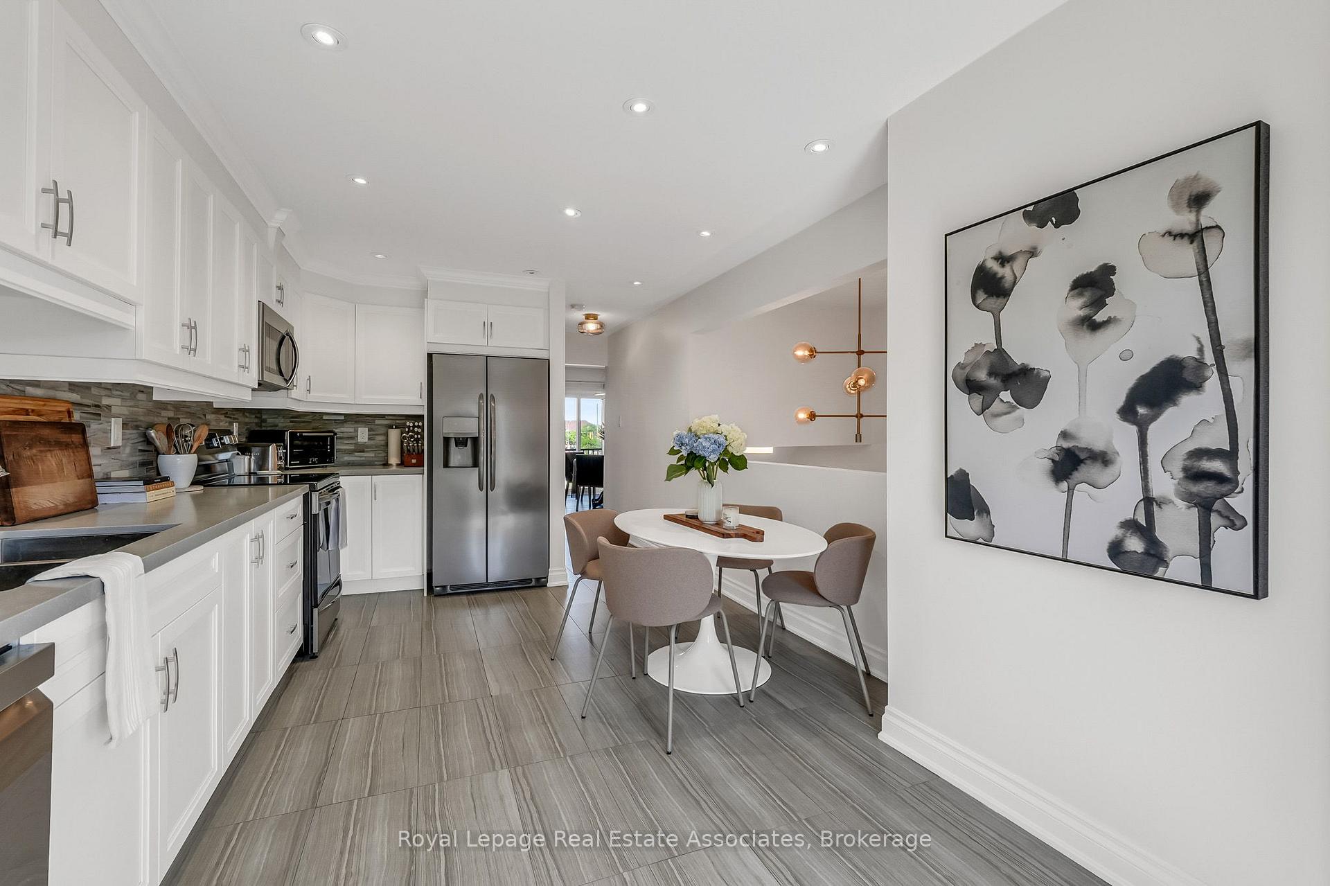 Photo 5 of 8 Prestwick Avenue, Vaughan, Maple — HOMEH