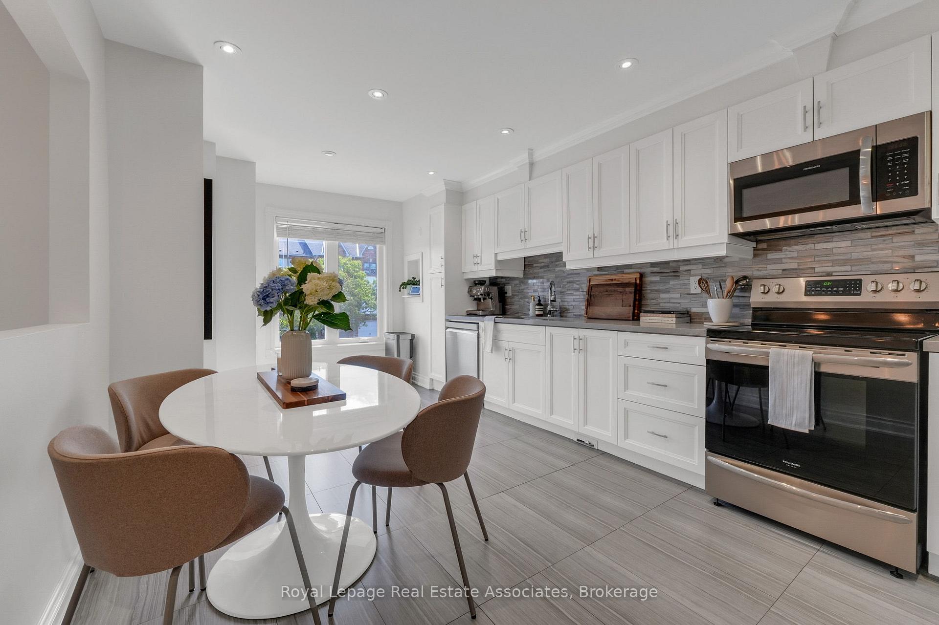 Photo 6 of 8 Prestwick Avenue, Vaughan, Maple — HOMEH