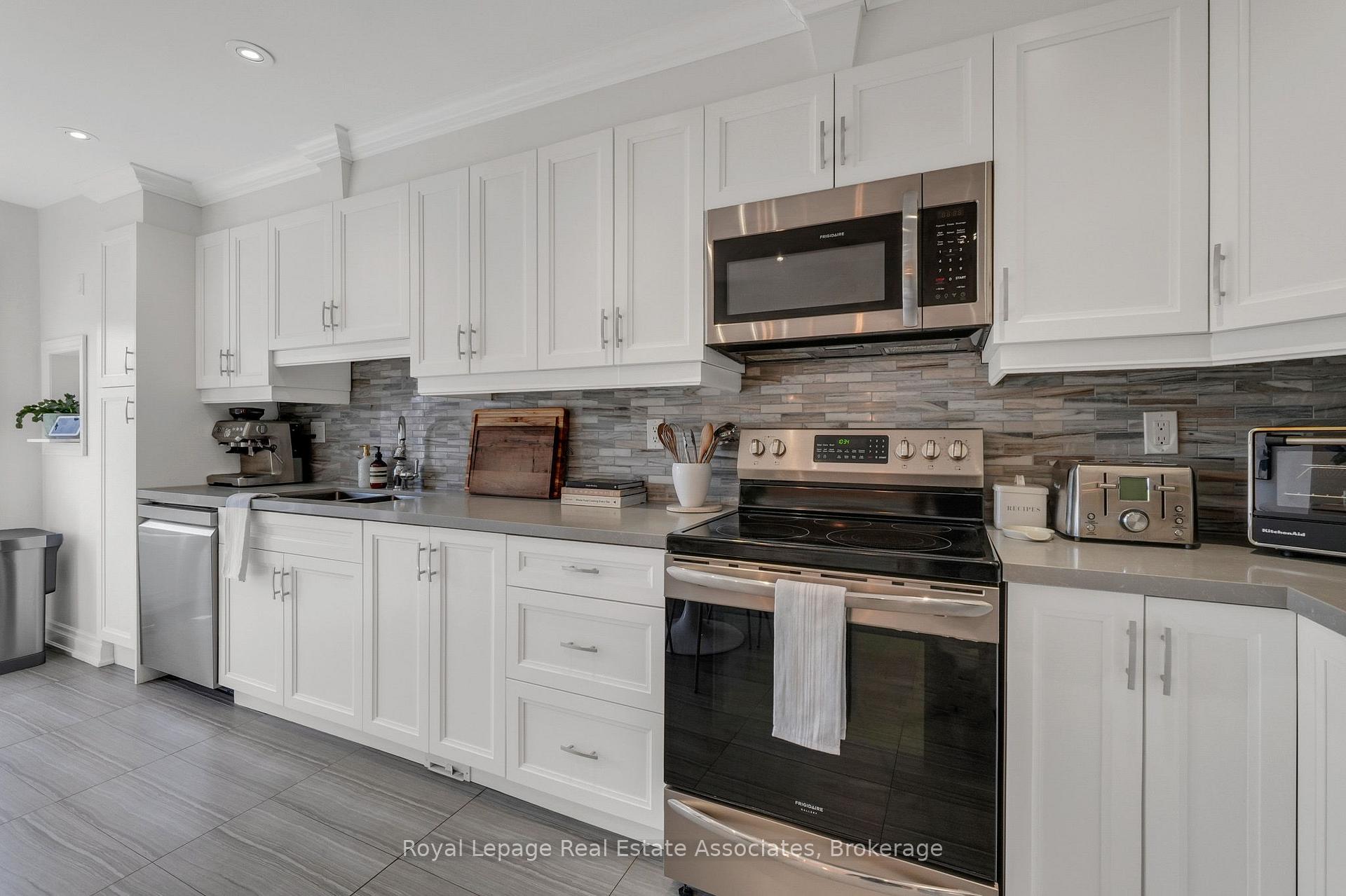 Photo 7 of 8 Prestwick Avenue, Vaughan, Maple — HOMEH