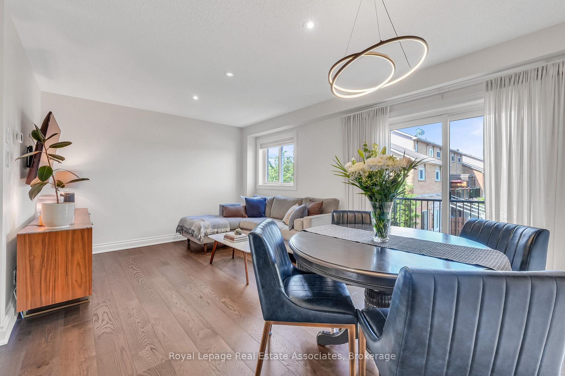 Photo 9 of 8 Prestwick Avenue, Vaughan, Maple — HOMEH