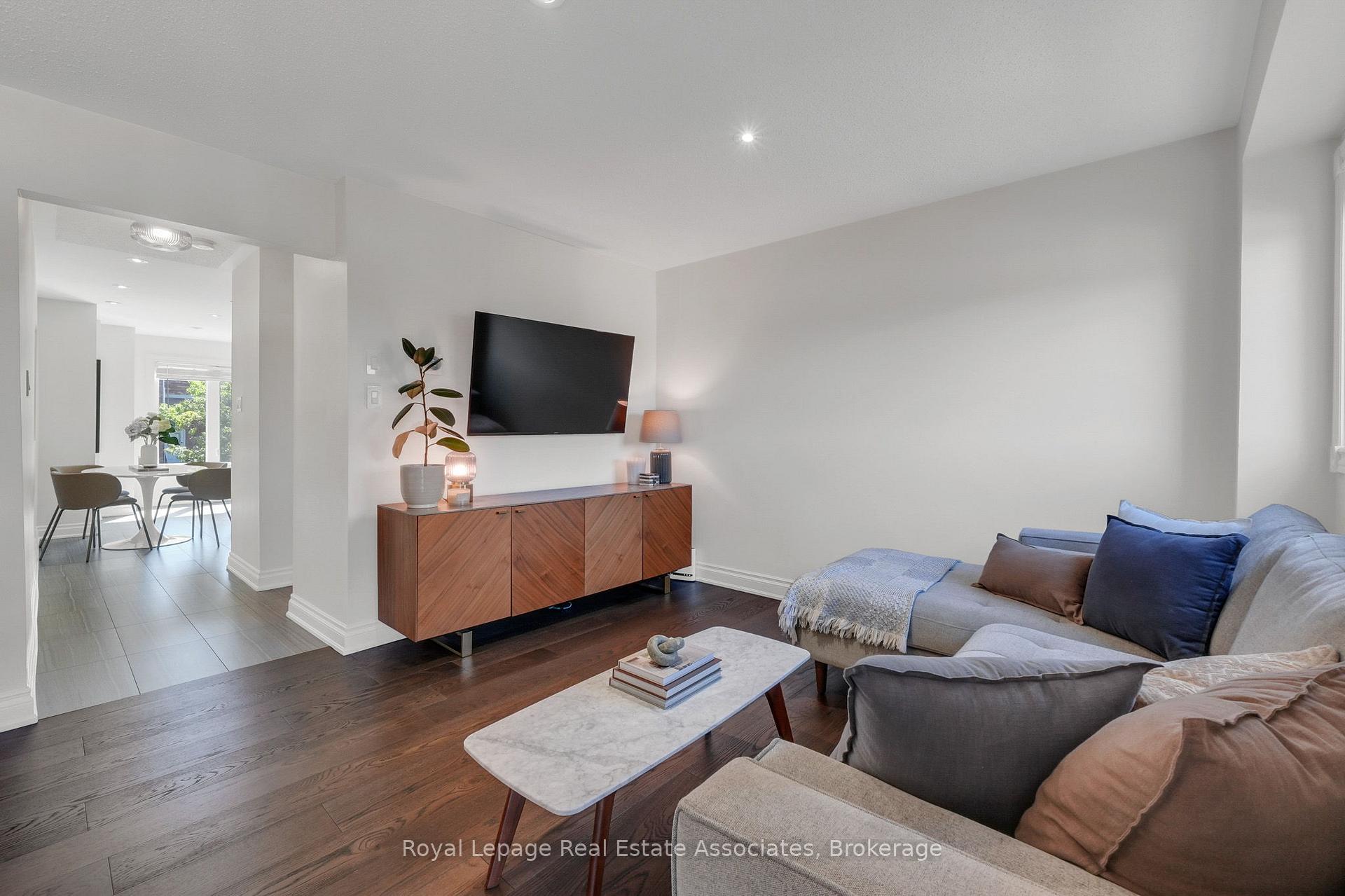 Photo 12 of 8 Prestwick Avenue, Vaughan, Maple — HOMEH