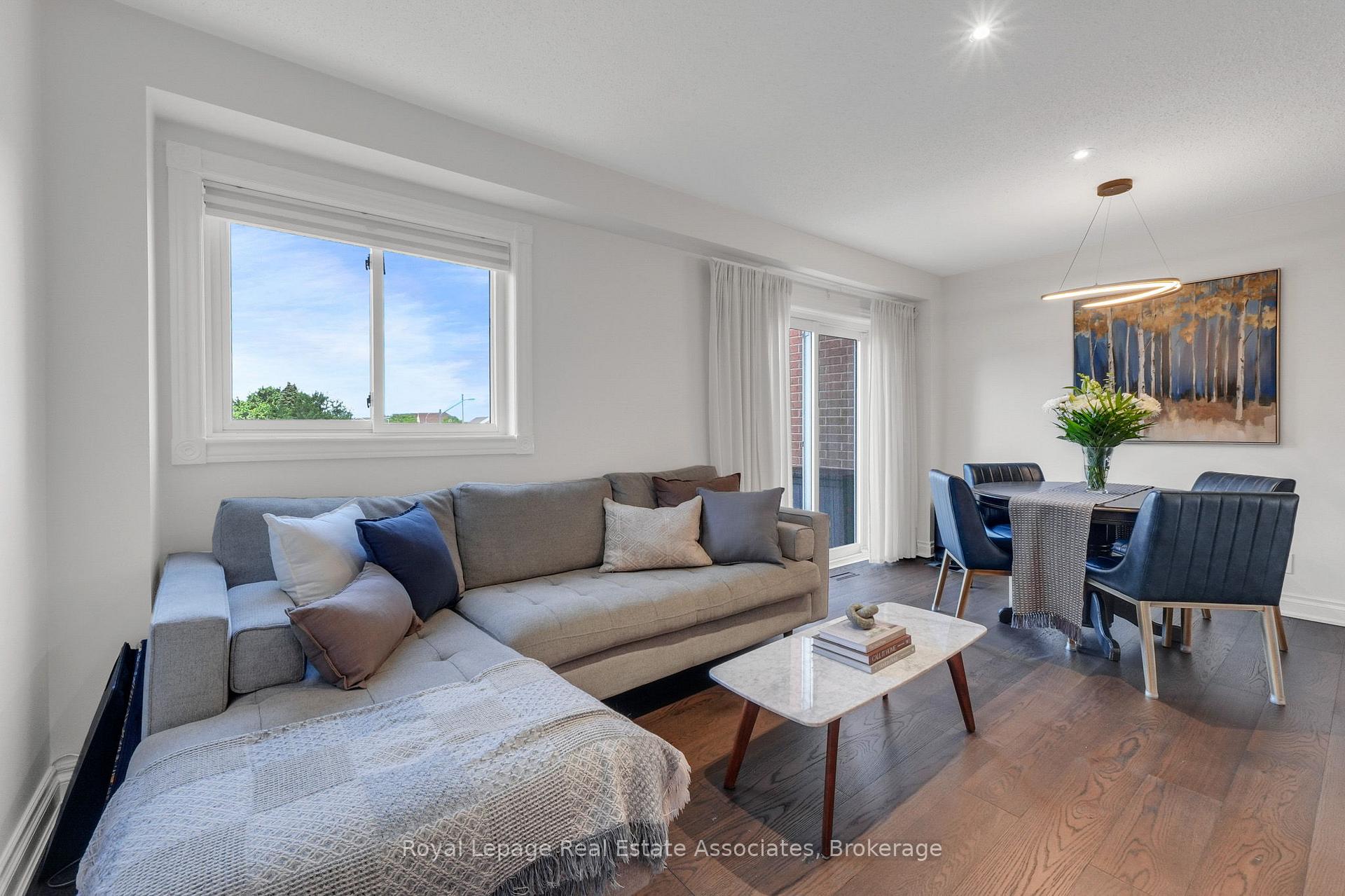 Photo 13 of 8 Prestwick Avenue, Vaughan, Maple — HOMEH