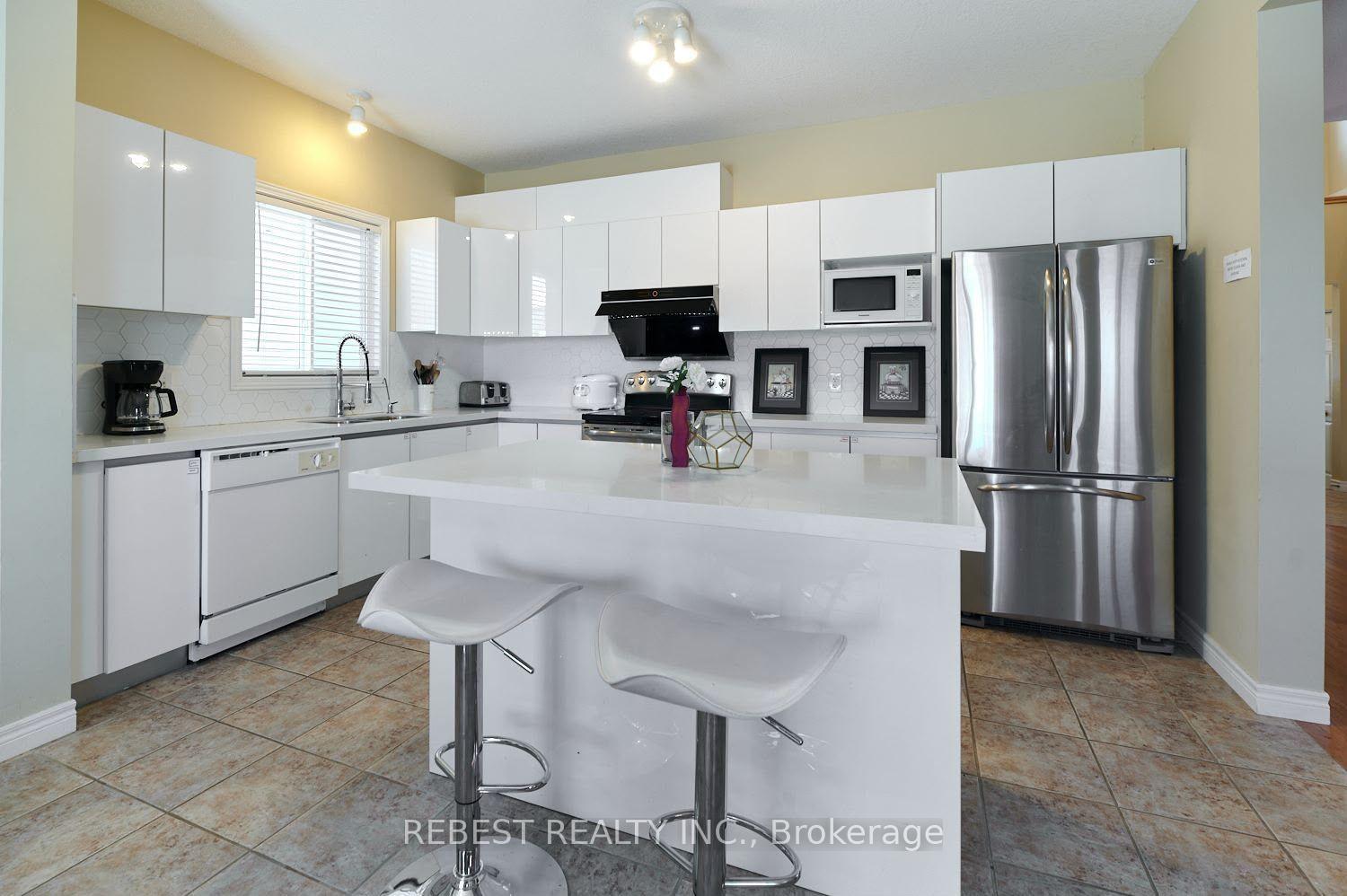 Photo 10 of 655 Interlaken Drive, Waterloo, Clair Hills — HOMEH
