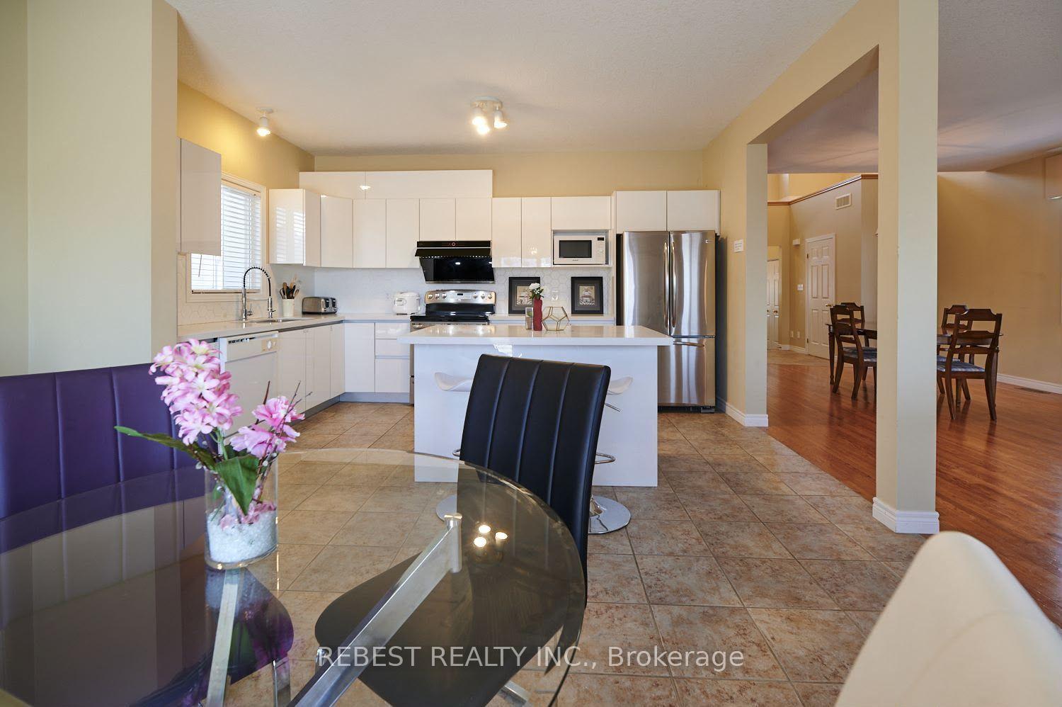 Photo 12 of 655 Interlaken Drive, Waterloo, Clair Hills — HOMEH