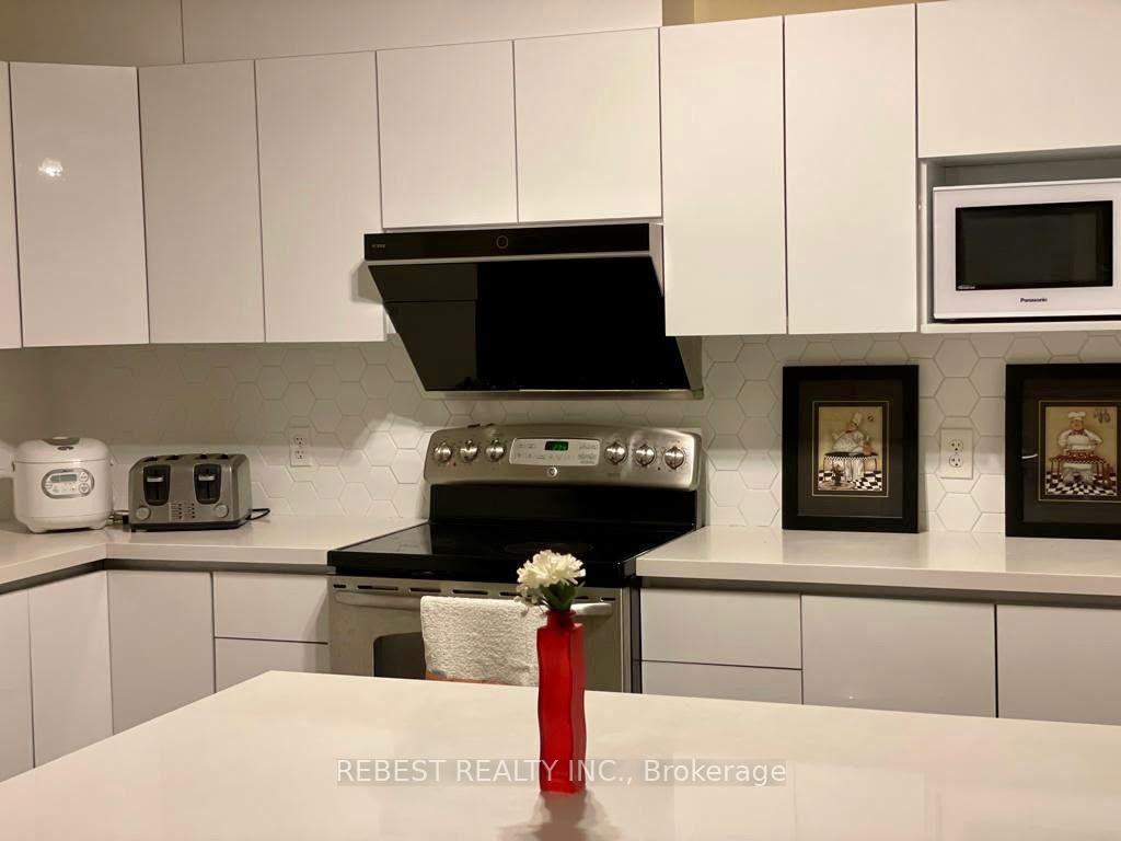Photo 15 of 655 Interlaken Drive, Waterloo, Clair Hills — HOMEH