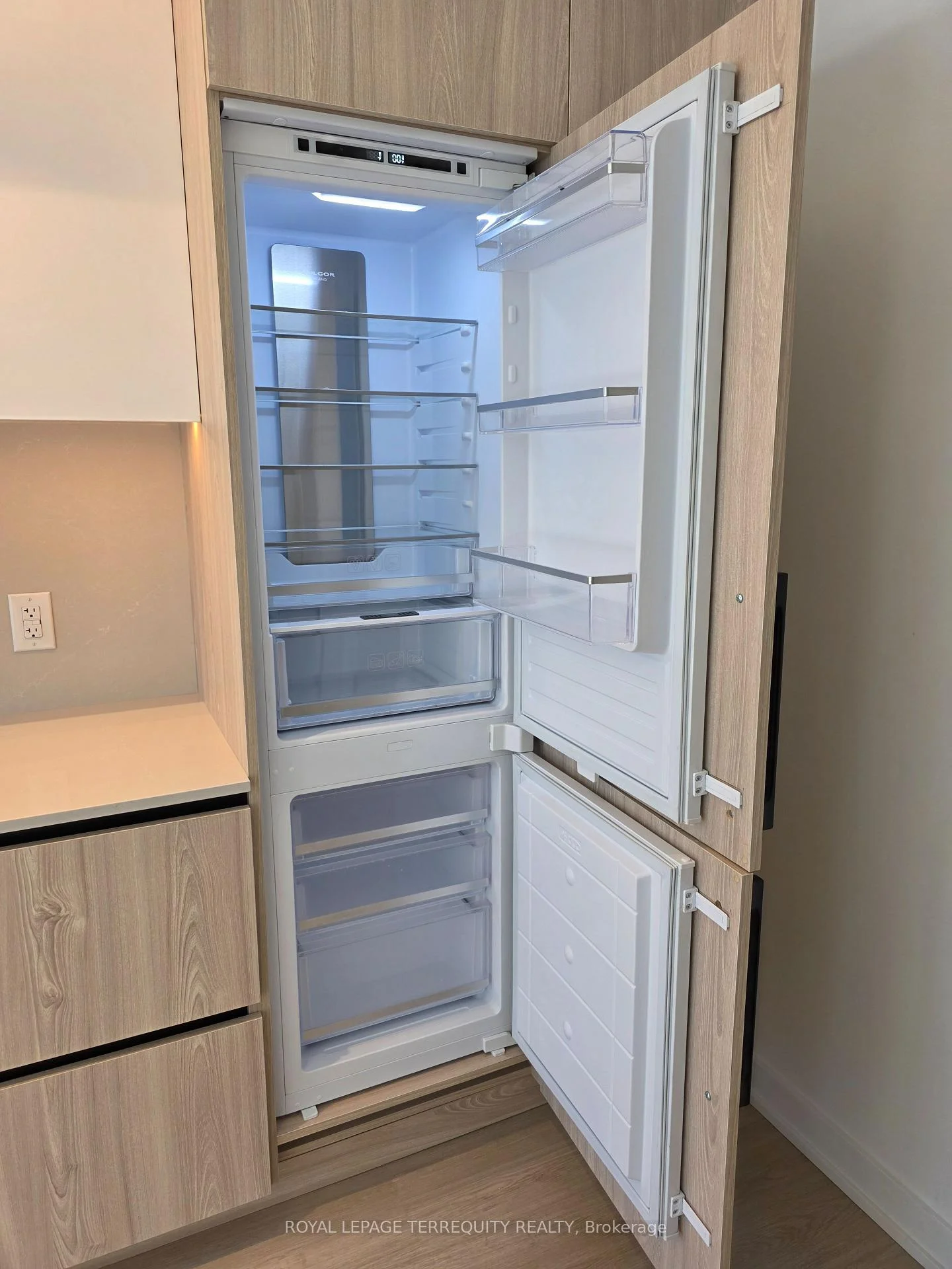 Photo 22 of Unit 709, 699 Sheppard Avenue E, North York, Bayview Village — HOMEH