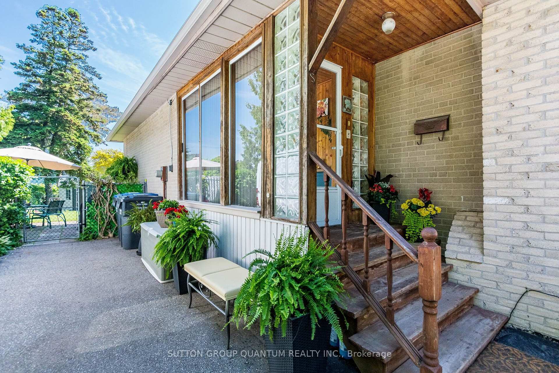 Photo 4 of 1293 Daimler Road, Mississauga, Clarkson — HOMEH