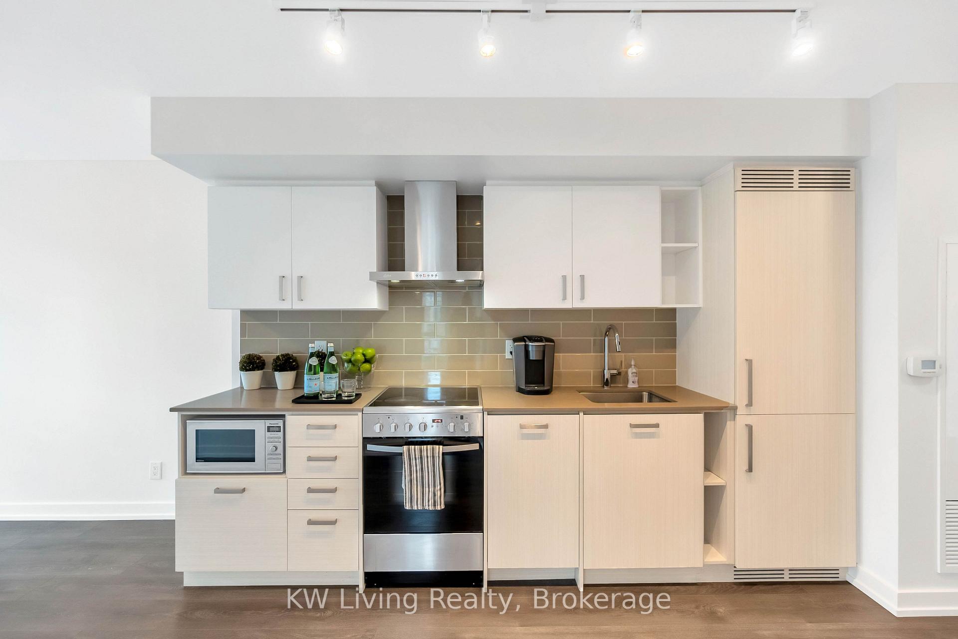 Photo 10 of Unit 709, 125 Redpath Avenue, Toronto, Mount Pleasant East — HOMEH