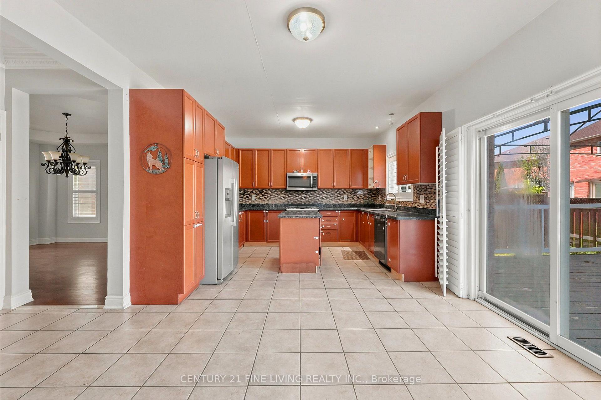 Photo 12 of 38 Eiffel Boulevard, Brampton, Vales of Castlemore — HOMEH