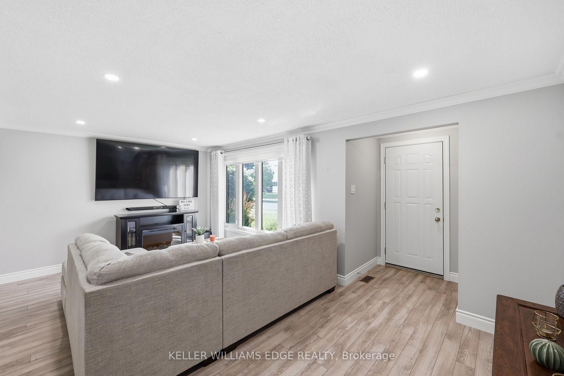 Photo 5 of 25 Flint Drive, Kitchener, Alpine — HOMEH