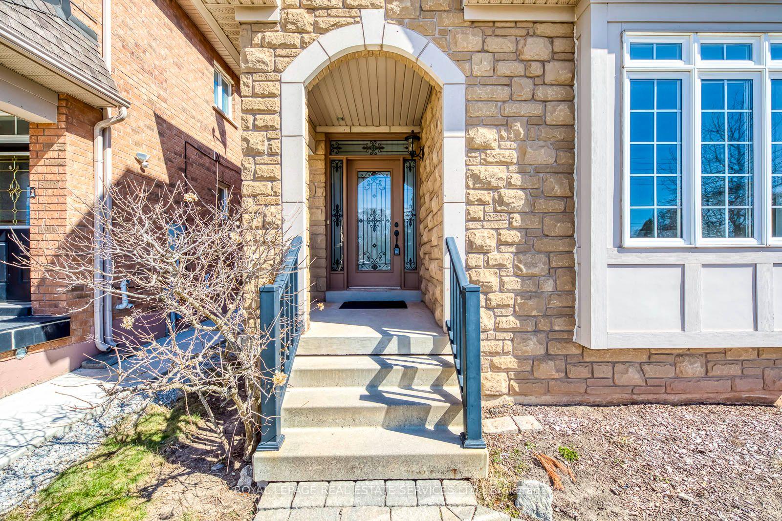 Photo 3 of 303 Burloak Drive, Oakville, Bronte — HOMEH