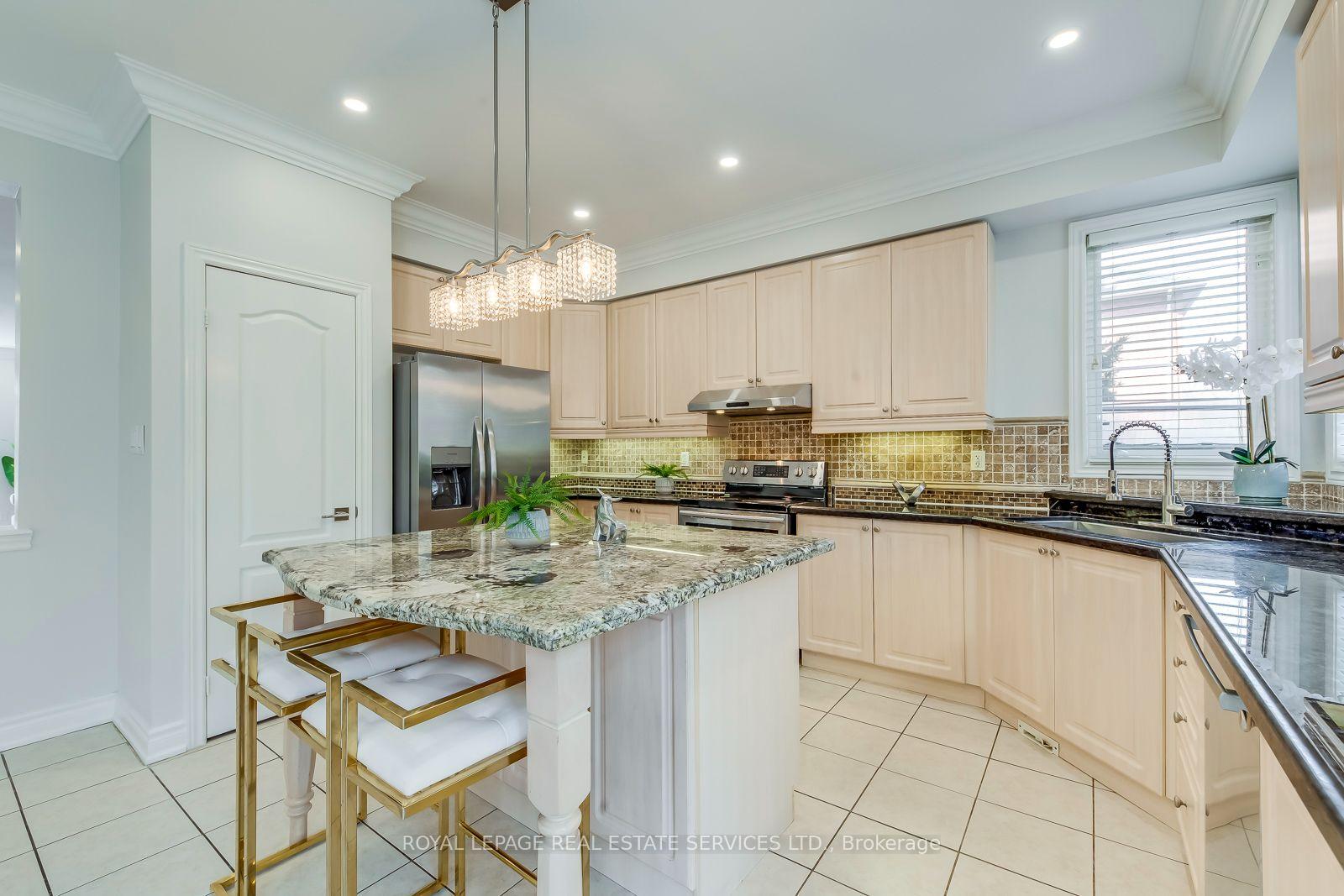 Photo 21 of 303 Burloak Drive, Oakville, Bronte — HOMEH