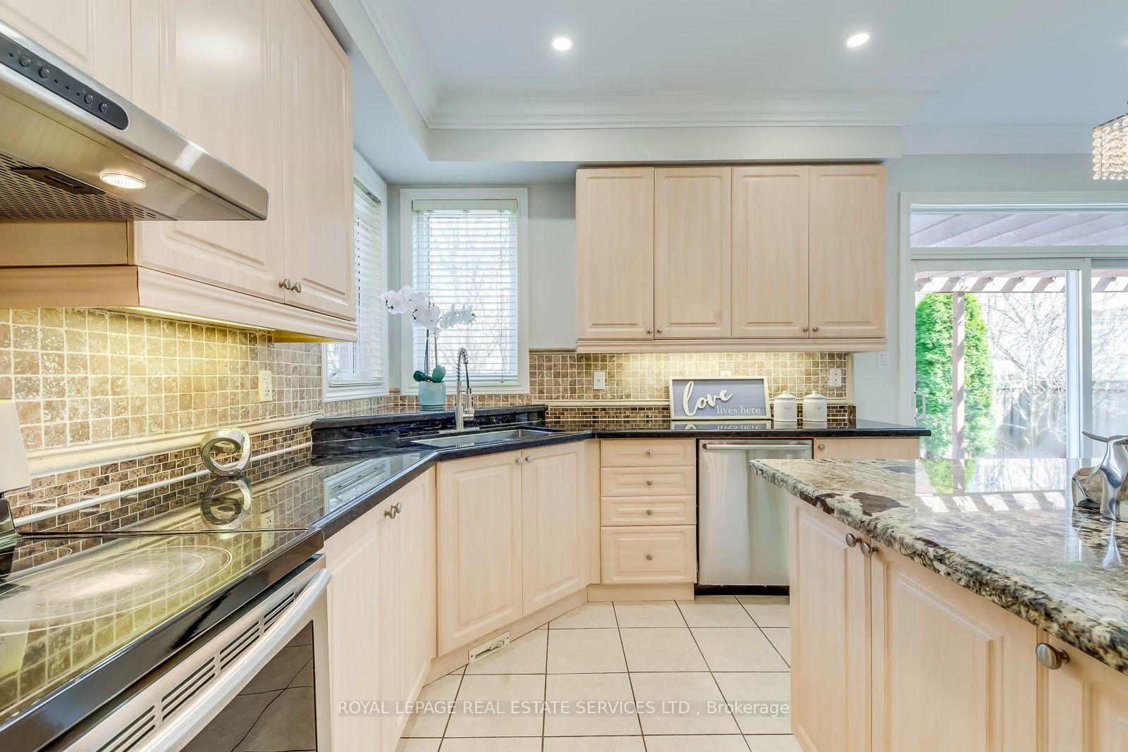 Photo 22 of 303 Burloak Drive, Oakville, Bronte — HOMEH