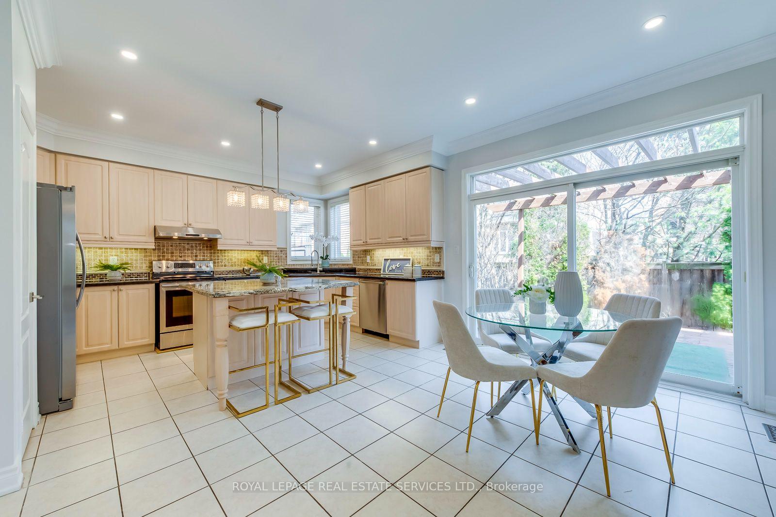 Photo 24 of 303 Burloak Drive, Oakville, Bronte — HOMEH