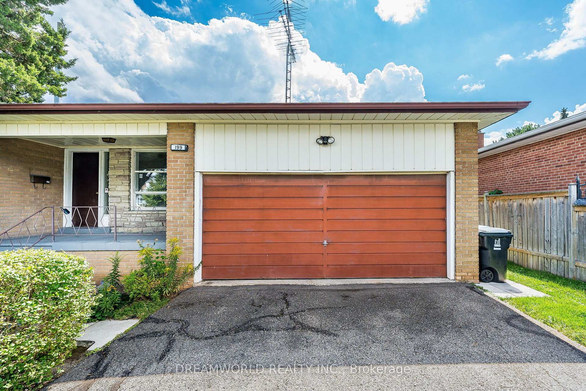 Photo 4 of 199 Grandravine Drive, North York, York University Heights — HOMEH