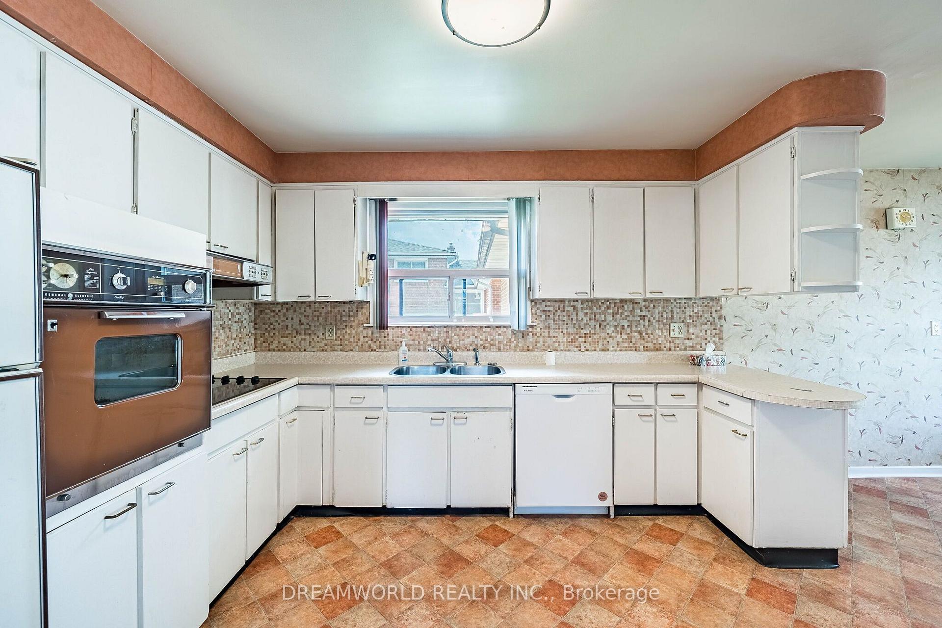 Photo 11 of 199 Grandravine Drive, North York, York University Heights — HOMEH