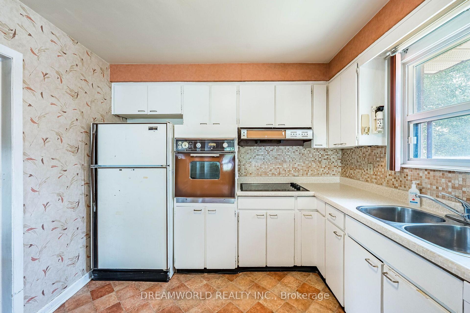 Photo 12 of 199 Grandravine Drive, North York, York University Heights — HOMEH