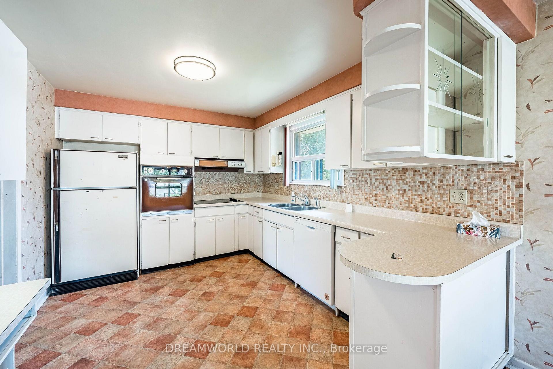 Photo 13 of 199 Grandravine Drive, North York, York University Heights — HOMEH