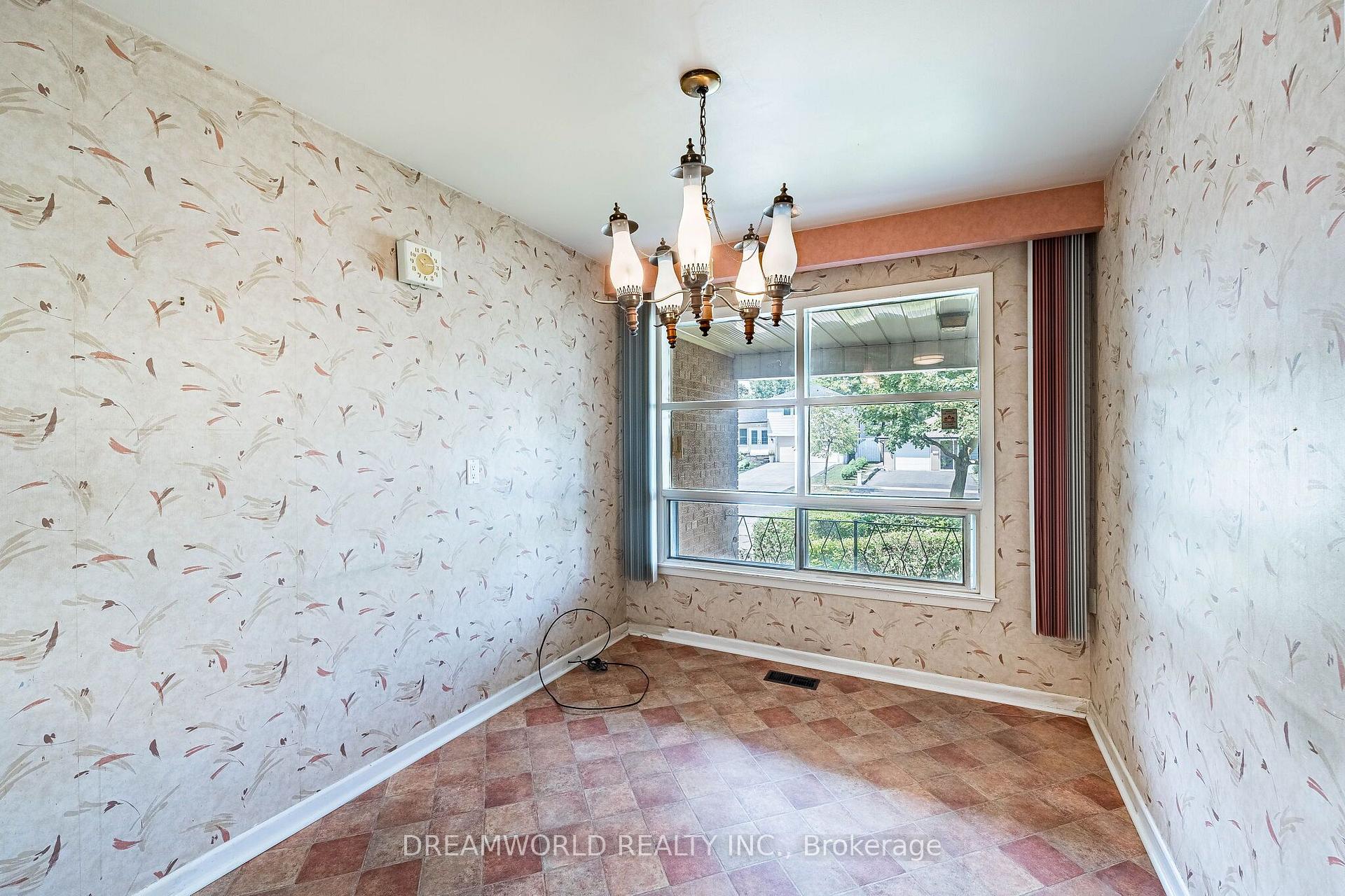 Photo 14 of 199 Grandravine Drive, North York, York University Heights — HOMEH
