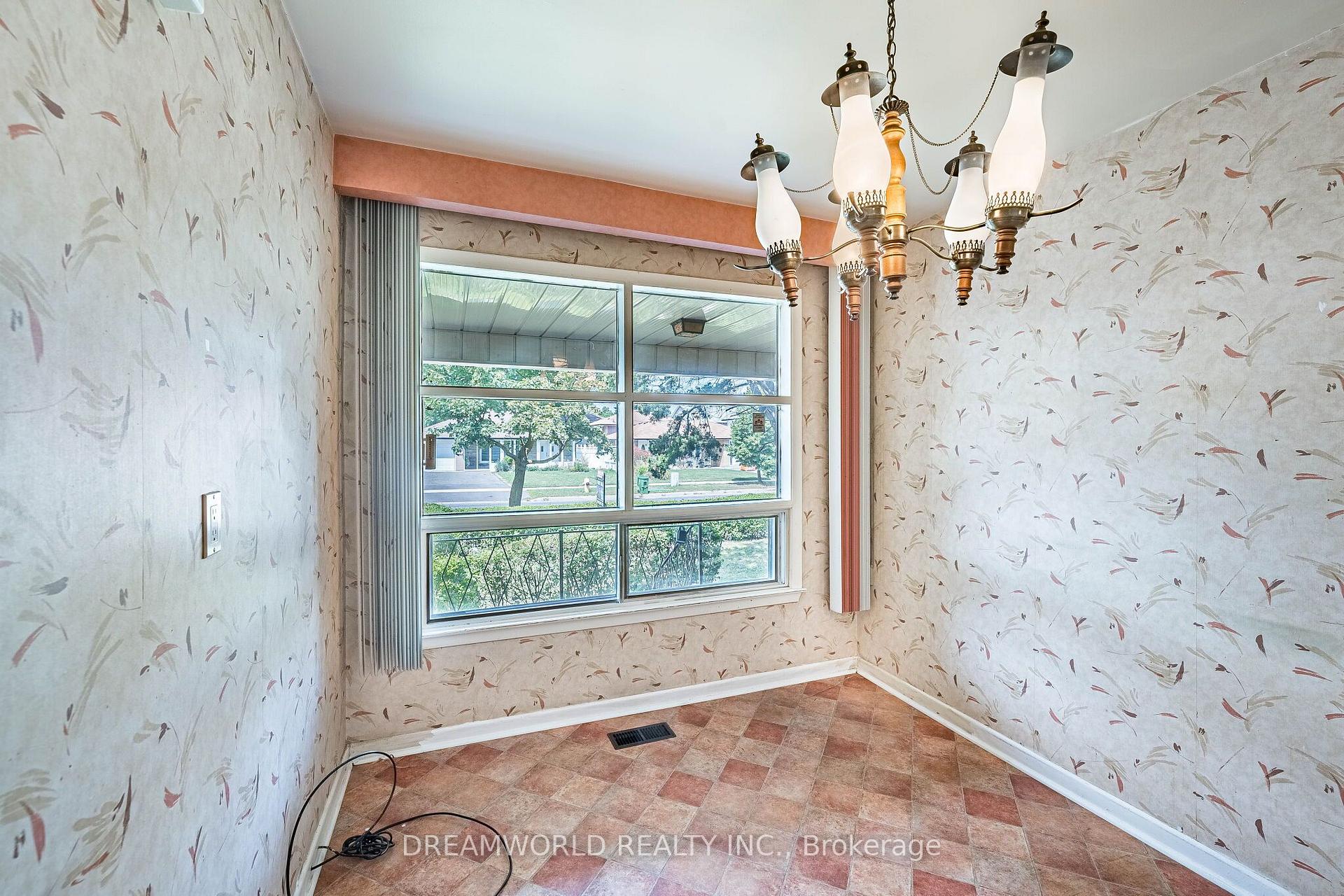 Photo 15 of 199 Grandravine Drive, North York, York University Heights — HOMEH