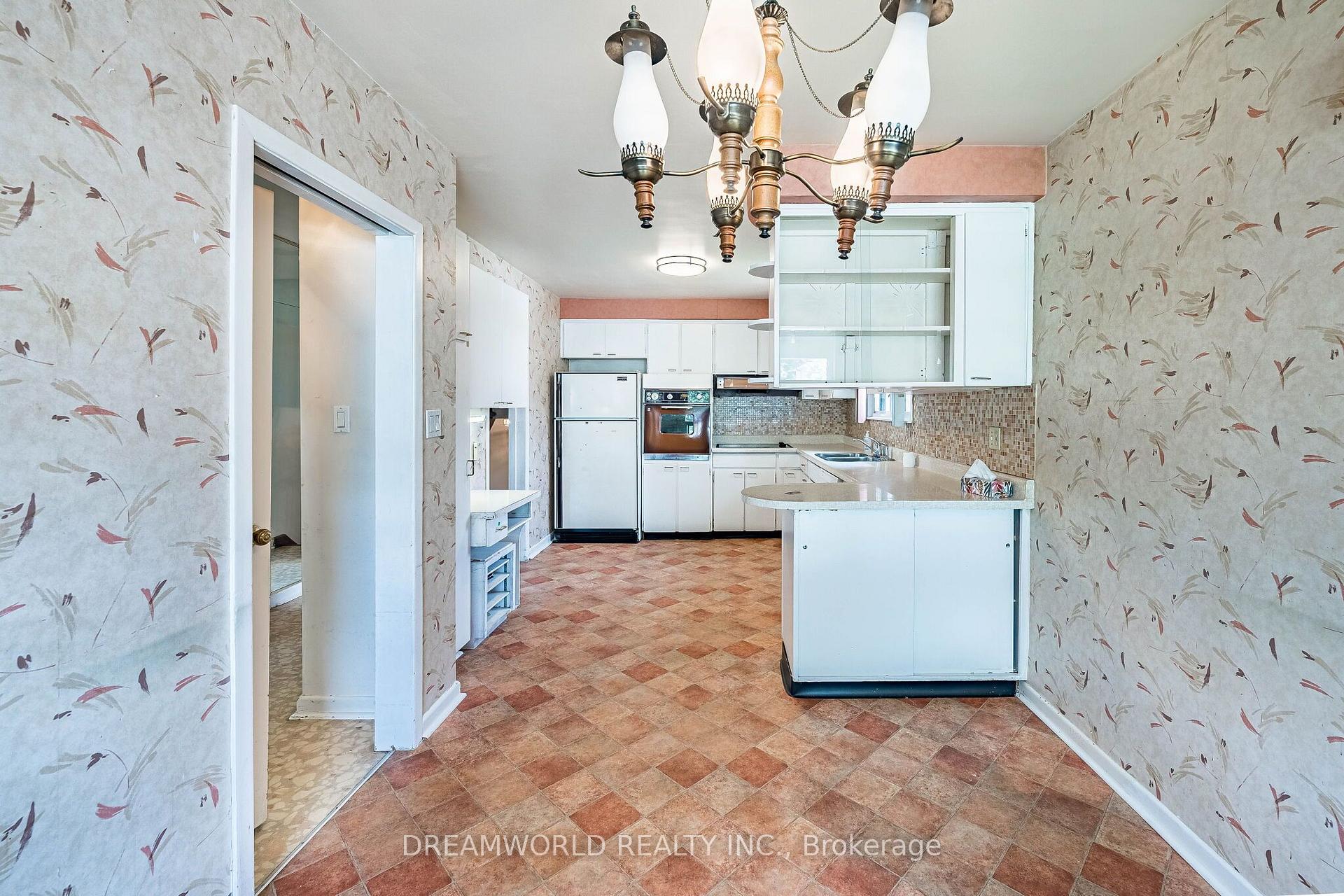 Photo 16 of 199 Grandravine Drive, North York, York University Heights — HOMEH