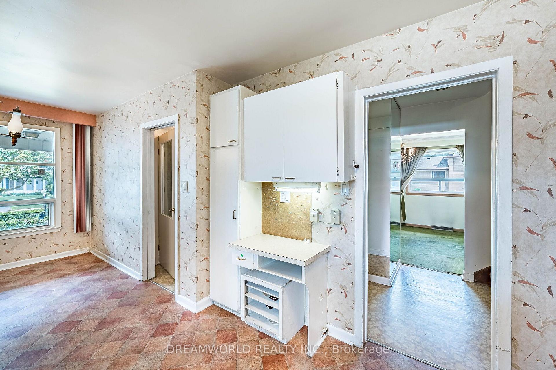 Photo 17 of 199 Grandravine Drive, North York, York University Heights — HOMEH
