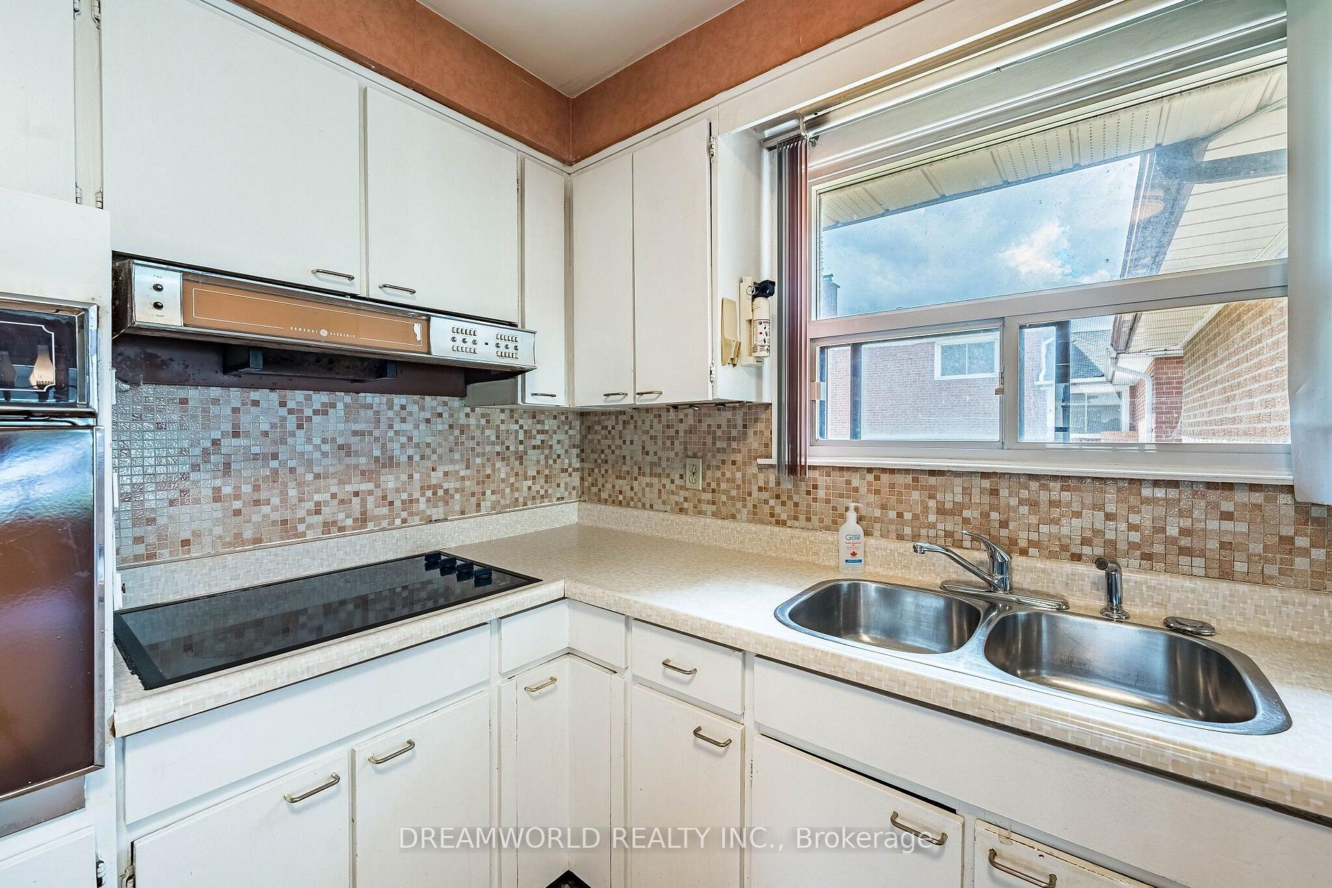 Photo 18 of 199 Grandravine Drive, North York, York University Heights — HOMEH