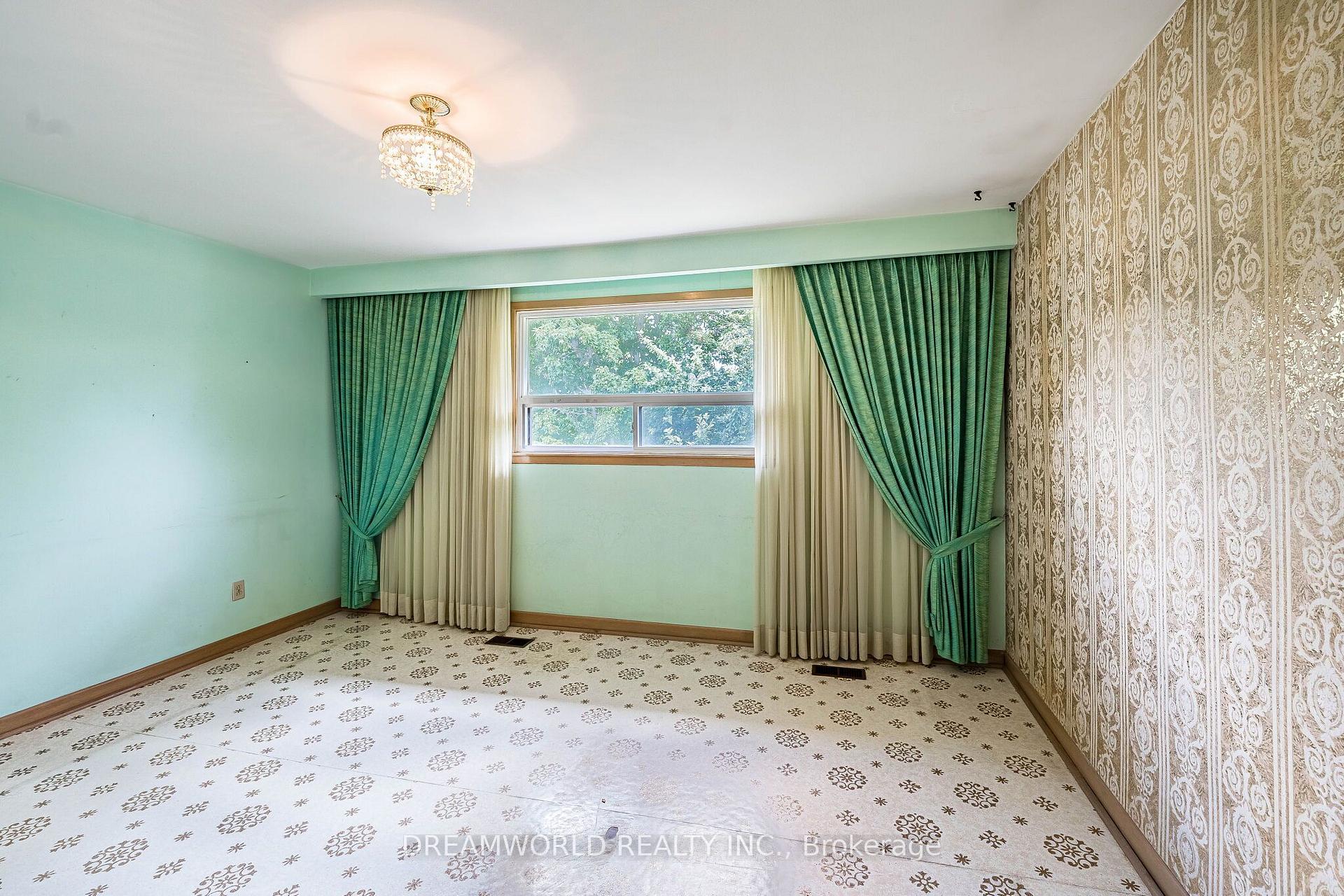 Photo 23 of 199 Grandravine Drive, North York, York University Heights — HOMEH