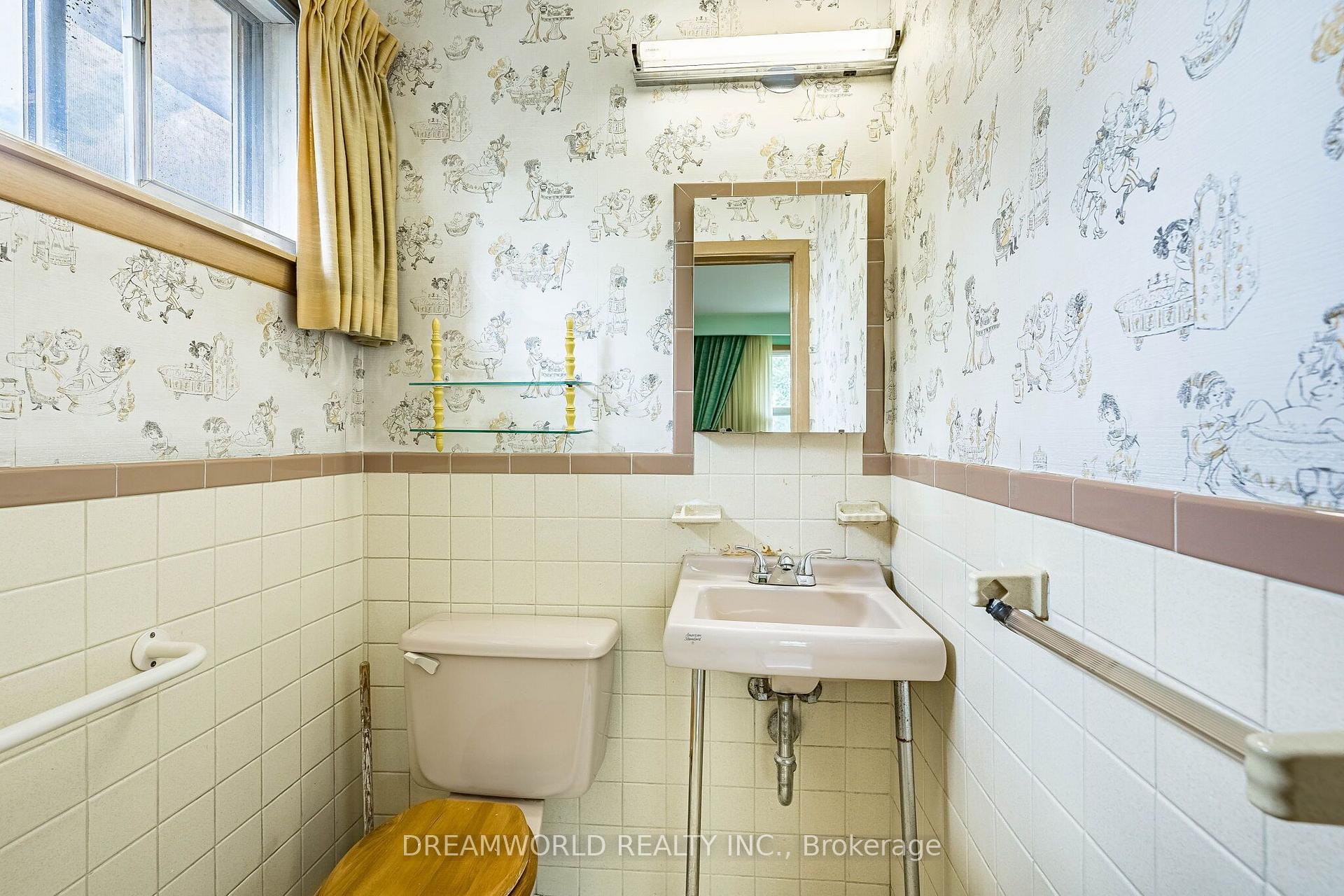 Photo 24 of 199 Grandravine Drive, North York, York University Heights — HOMEH