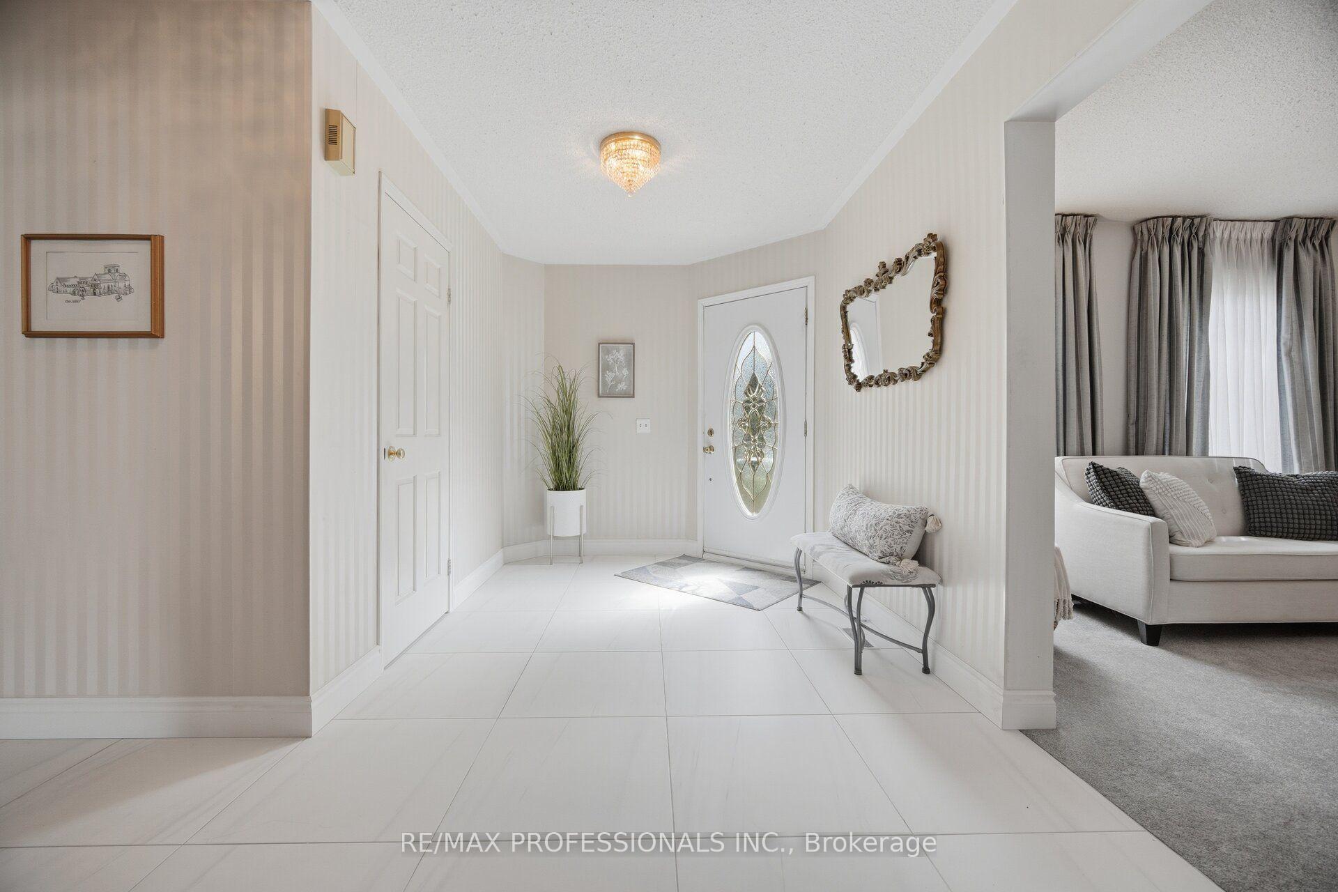 Photo 5 of 14 Laura Court, Brampton, Westgate — HOMEH