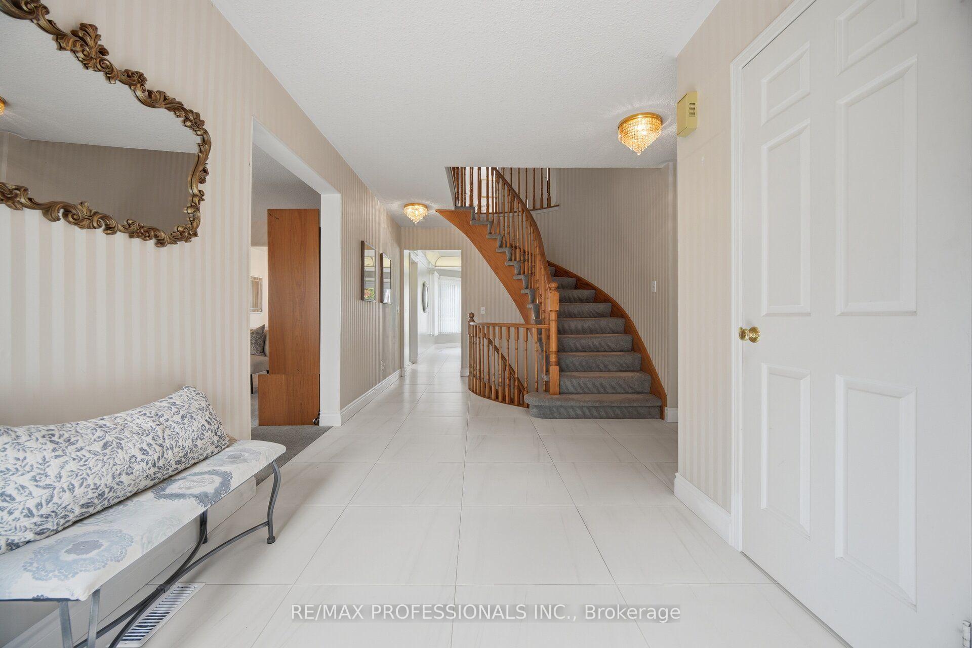 Photo 6 of 14 Laura Court, Brampton, Westgate — HOMEH
