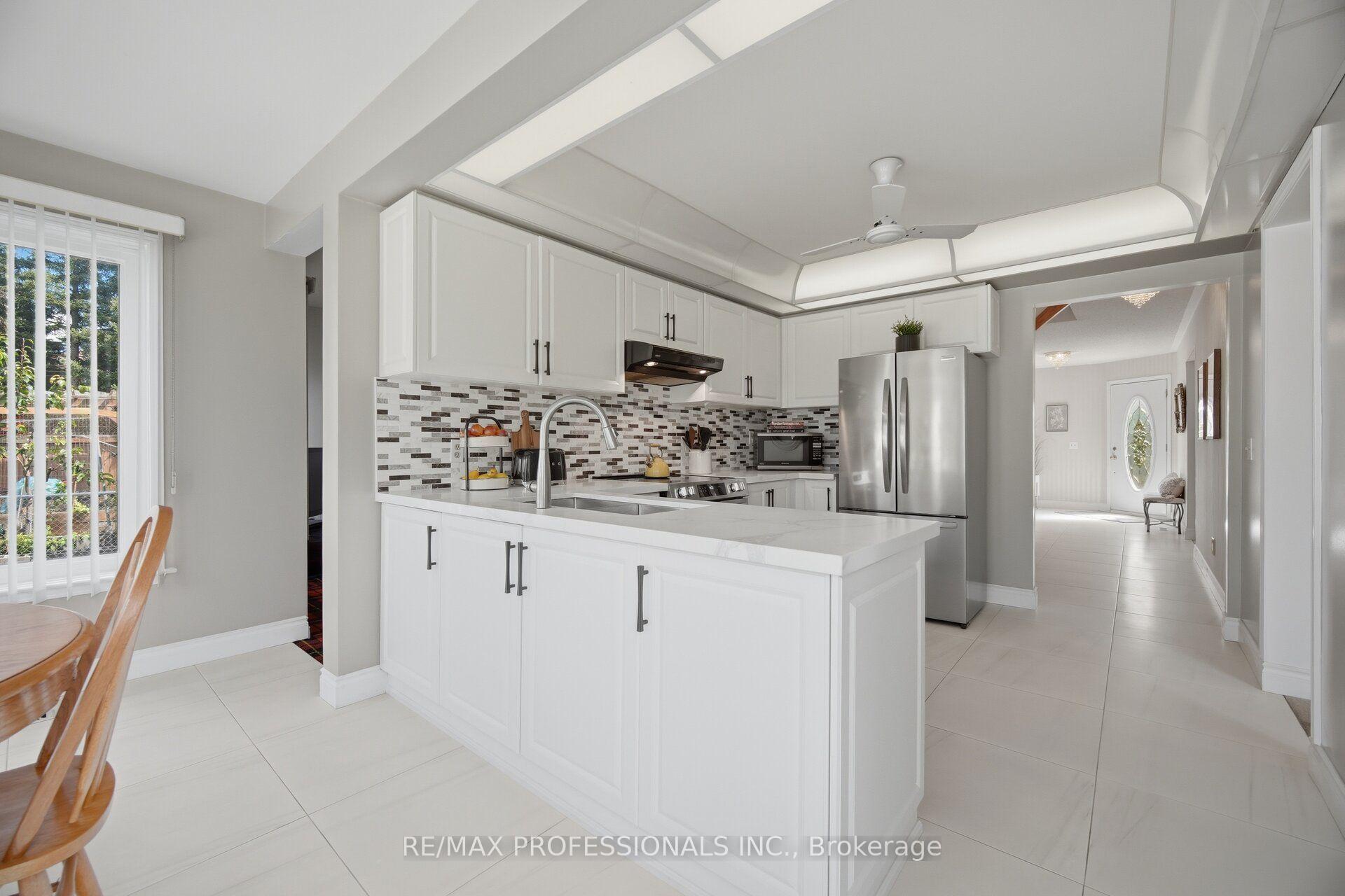 Photo 15 of 14 Laura Court, Brampton, Westgate — HOMEH