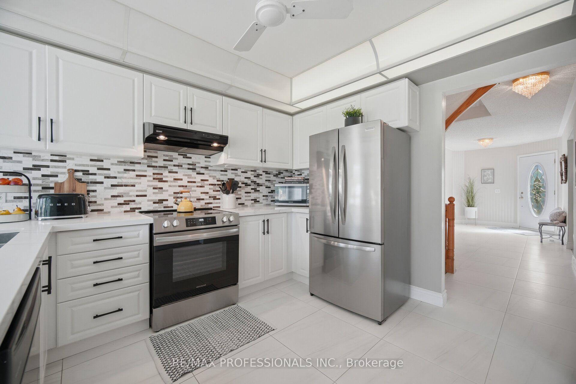 Photo 16 of 14 Laura Court, Brampton, Westgate — HOMEH
