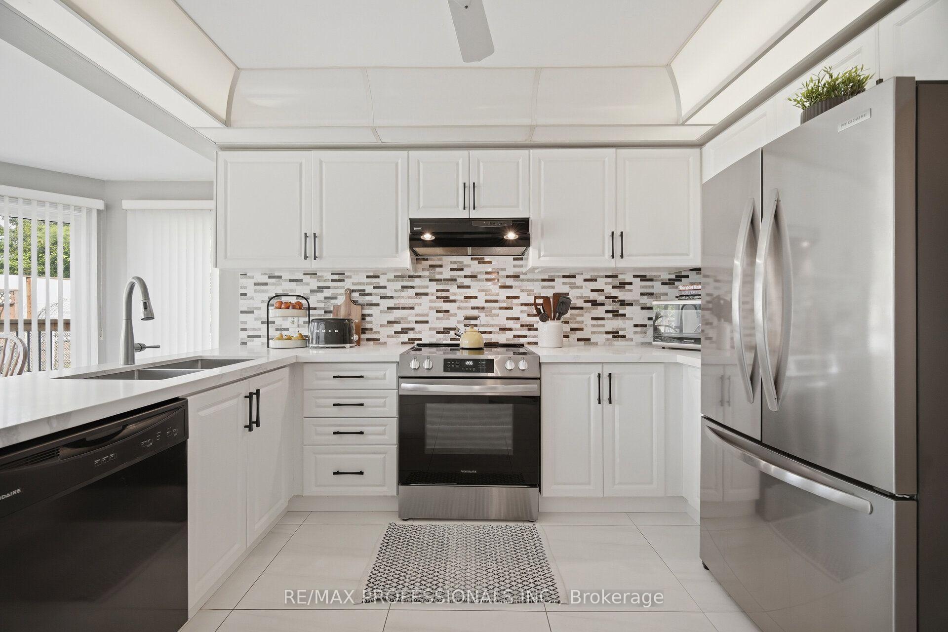 Photo 17 of 14 Laura Court, Brampton, Westgate — HOMEH