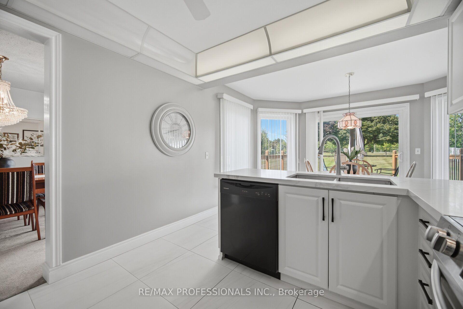 Photo 18 of 14 Laura Court, Brampton, Westgate — HOMEH