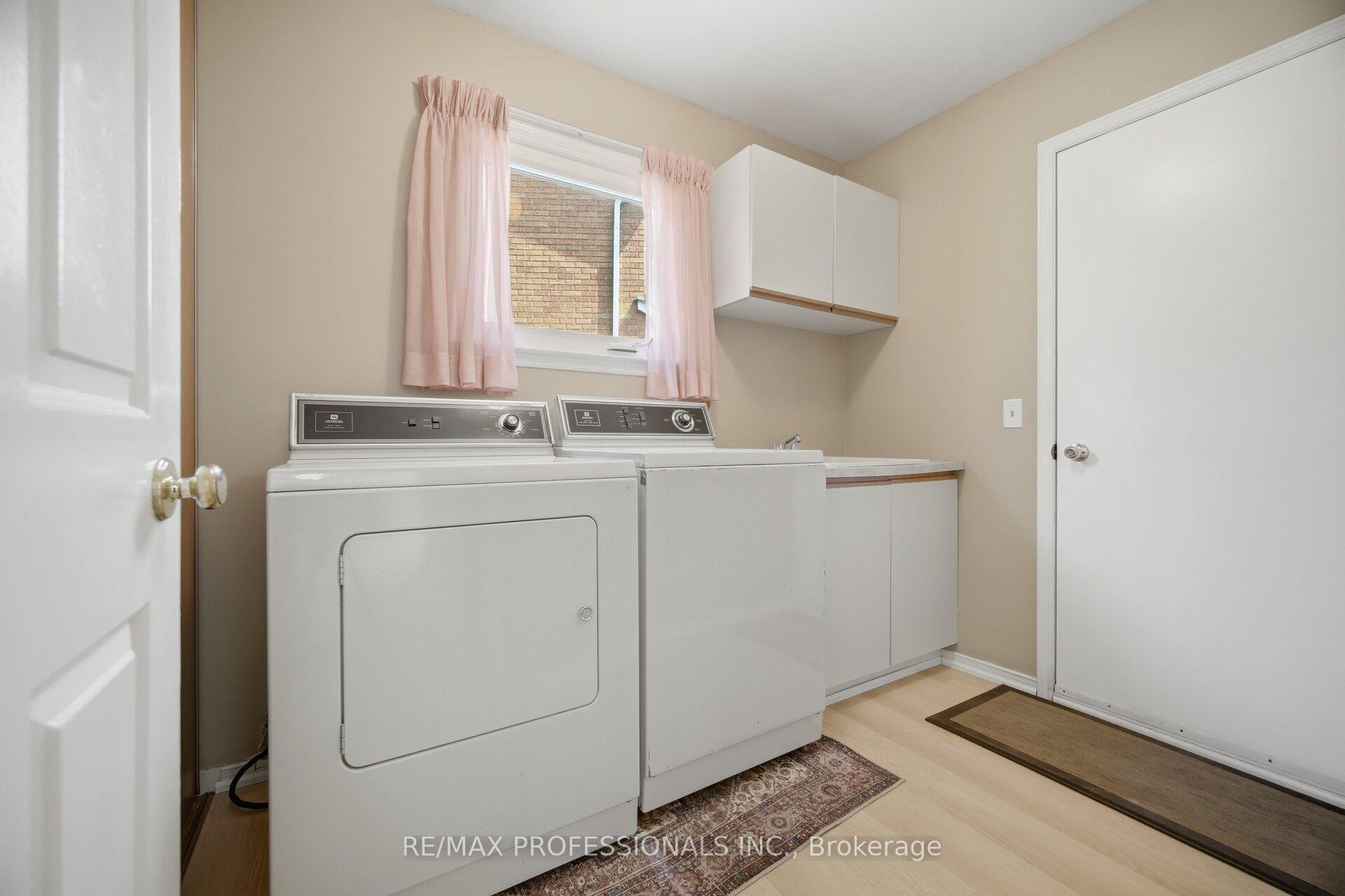 Photo 25 of 14 Laura Court, Brampton, Westgate — HOMEH