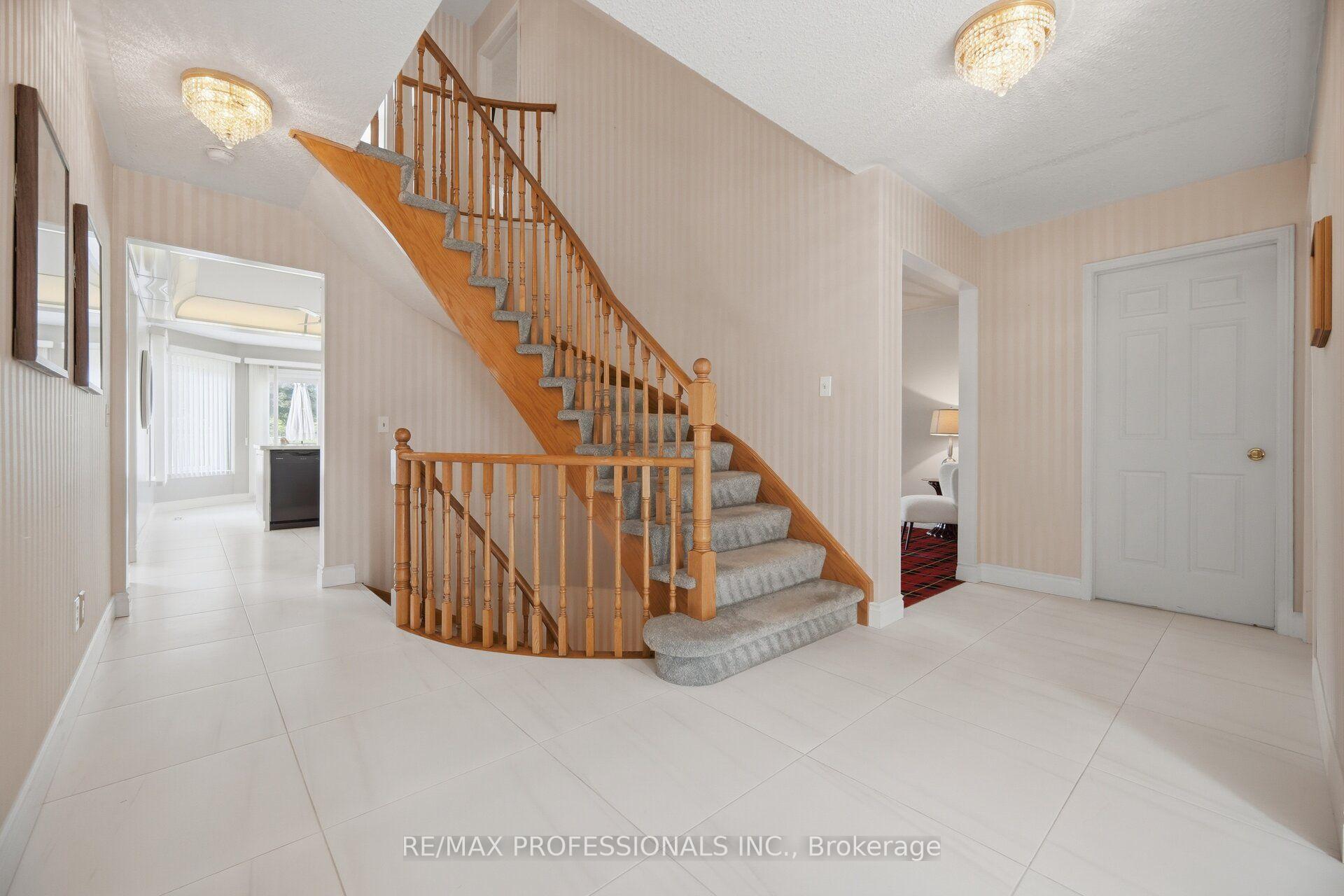 Photo 26 of 14 Laura Court, Brampton, Westgate — HOMEH