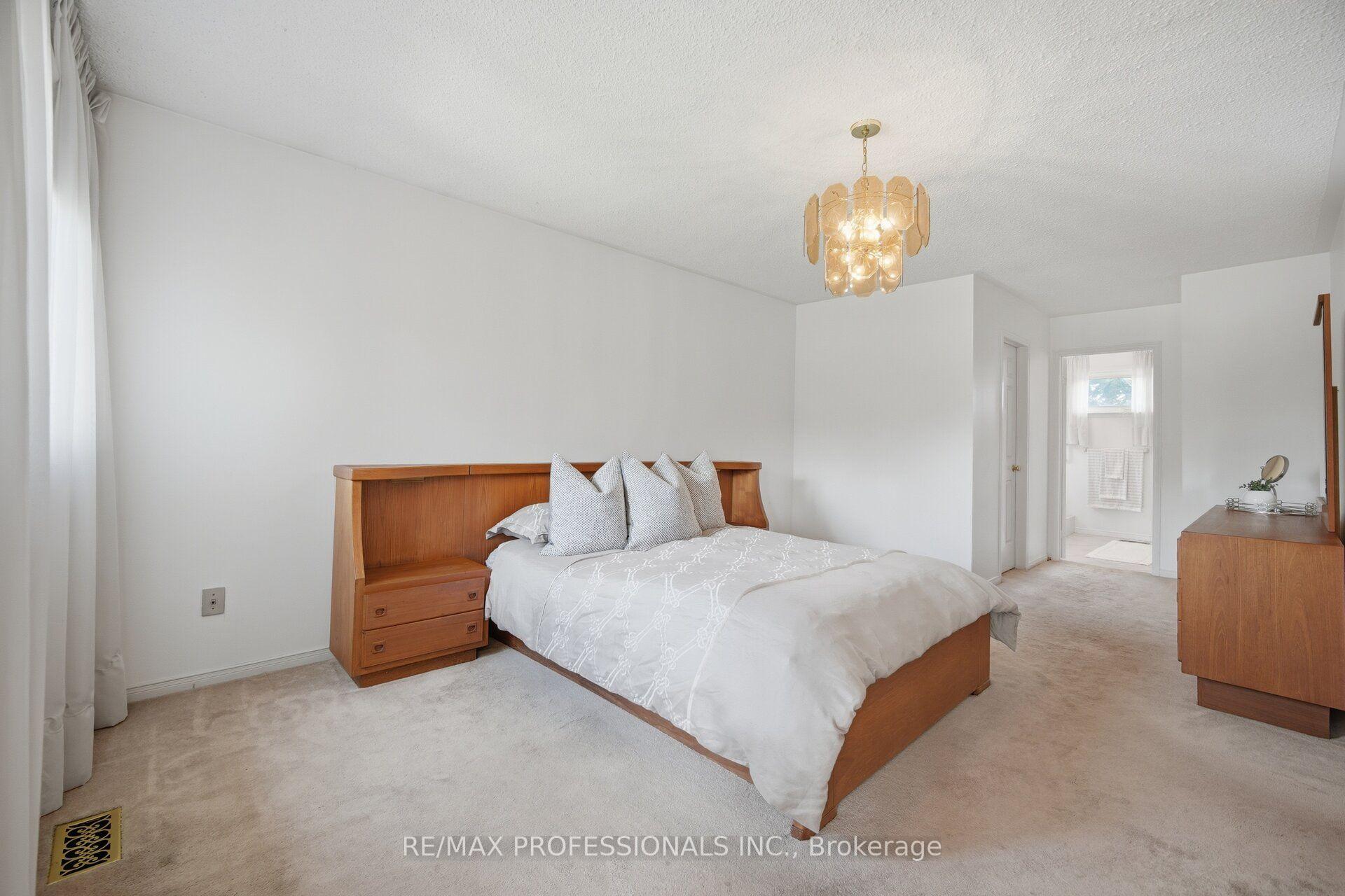 Photo 28 of 14 Laura Court, Brampton, Westgate — HOMEH