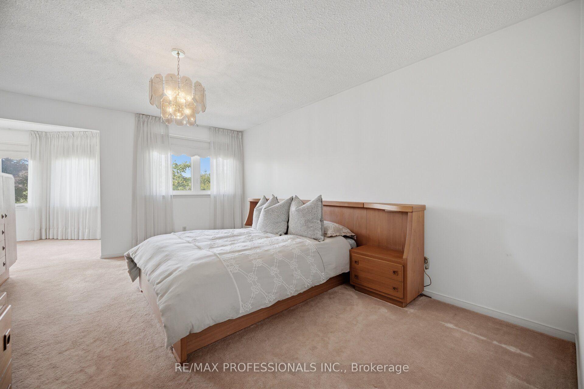 Photo 29 of 14 Laura Court, Brampton, Westgate — HOMEH
