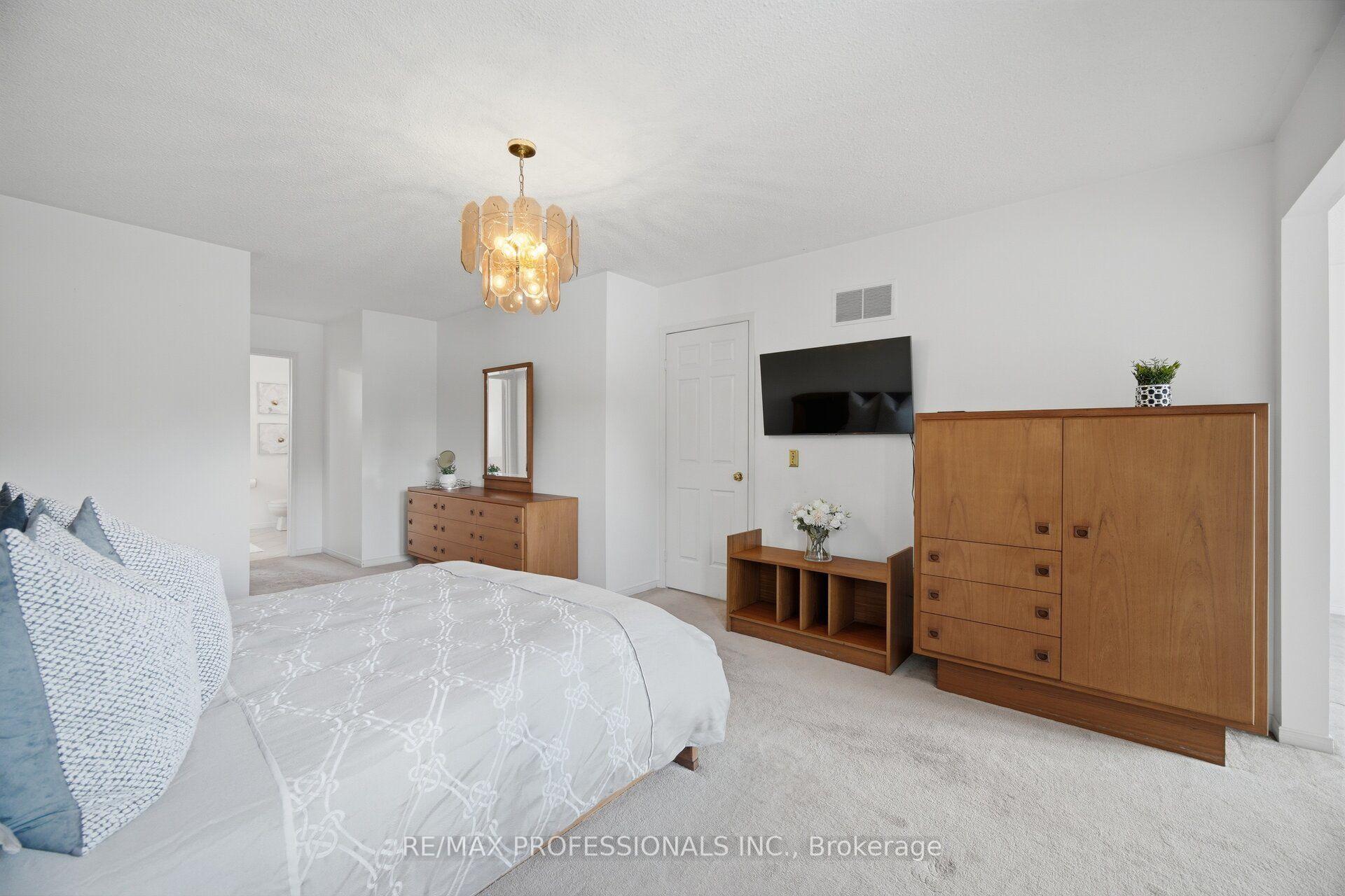 Photo 31 of 14 Laura Court, Brampton, Westgate — HOMEH