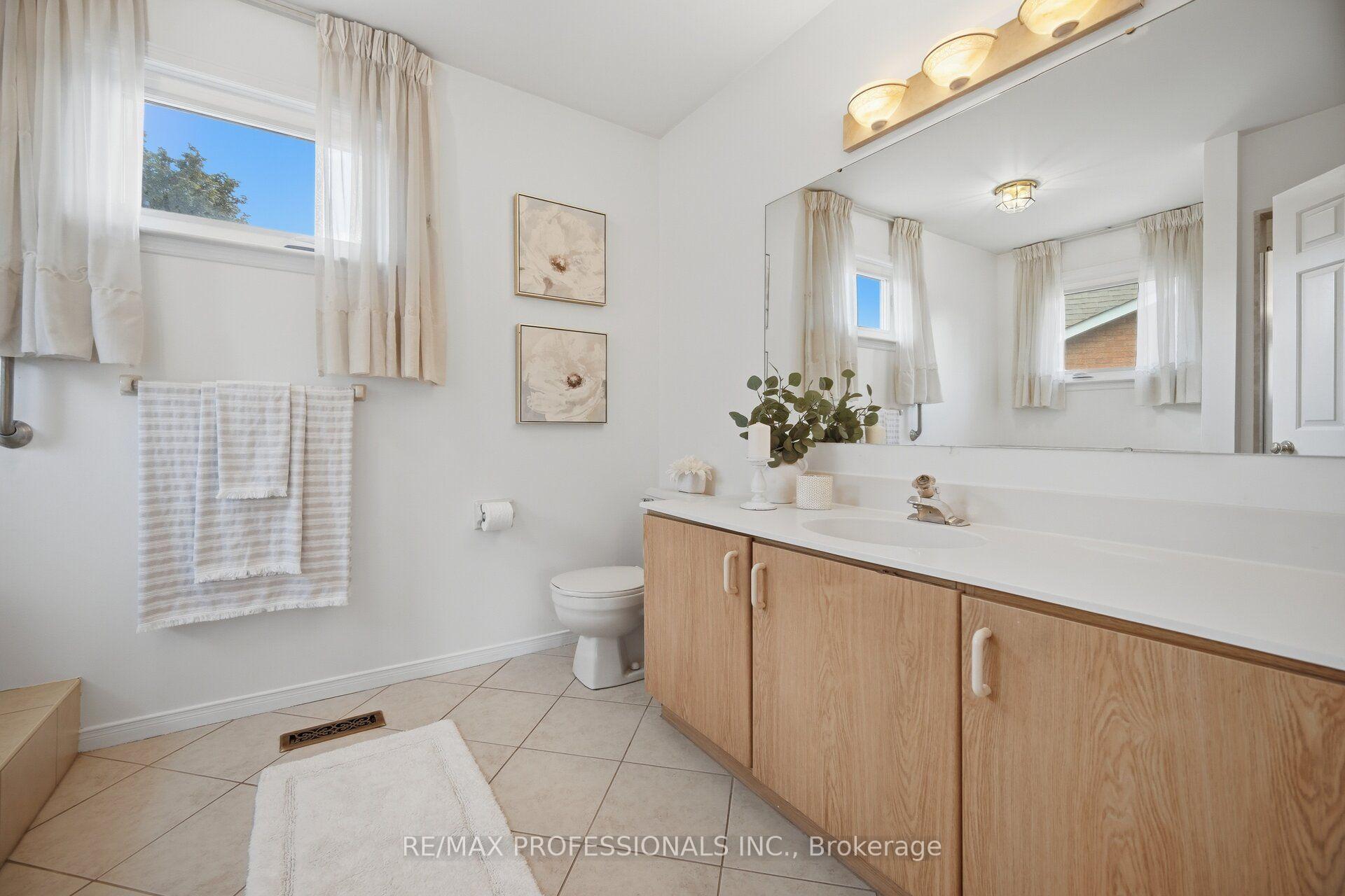 Photo 32 of 14 Laura Court, Brampton, Westgate — HOMEH