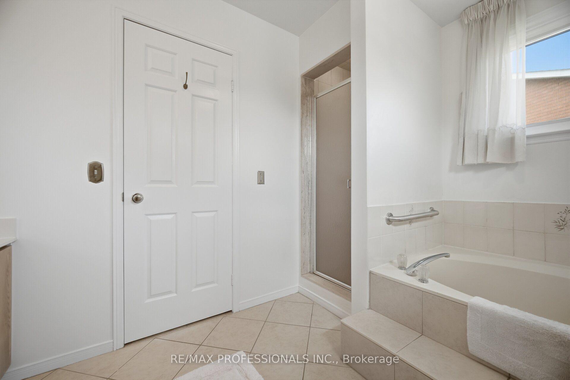 Photo 33 of 14 Laura Court, Brampton, Westgate — HOMEH