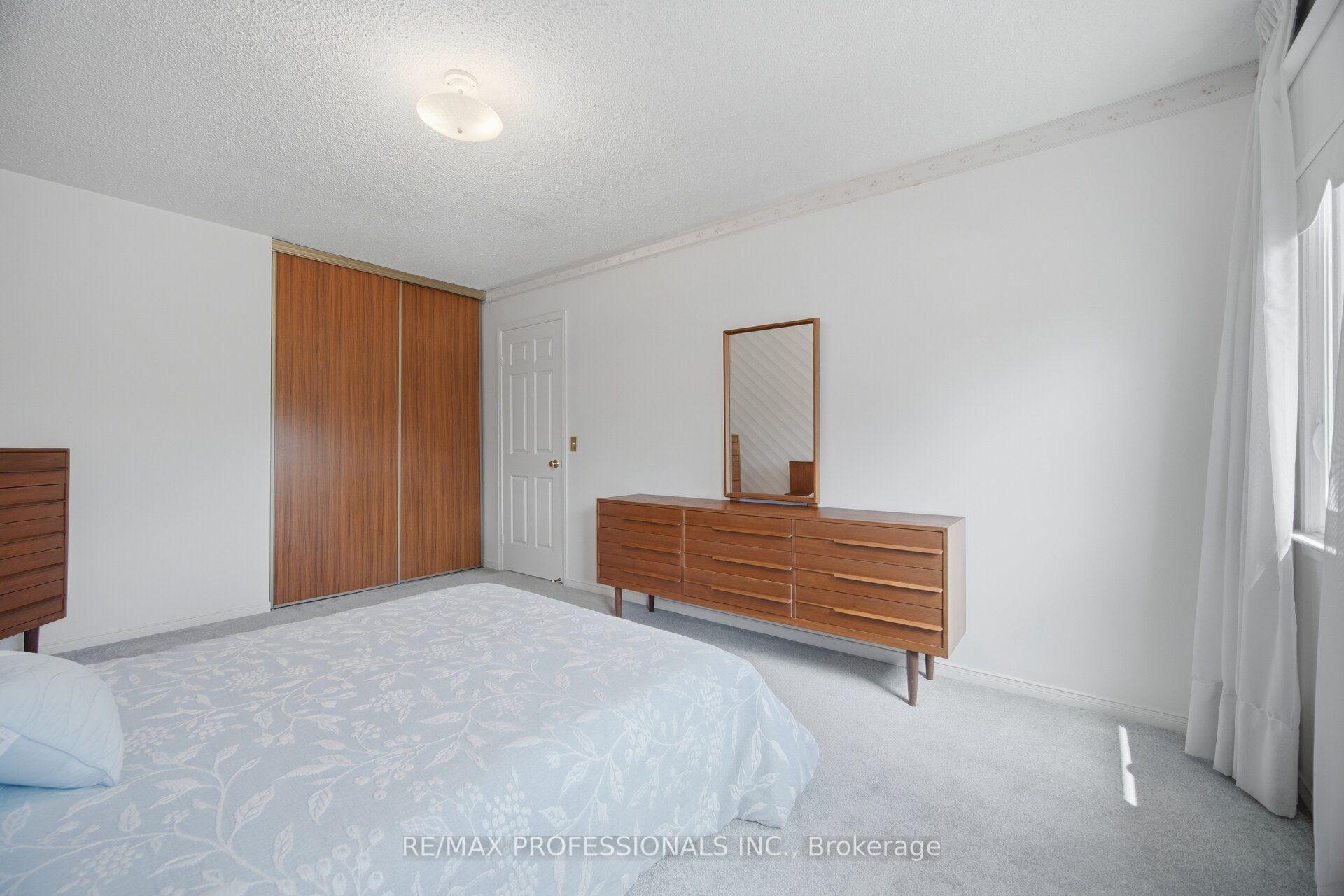 Photo 35 of 14 Laura Court, Brampton, Westgate — HOMEH