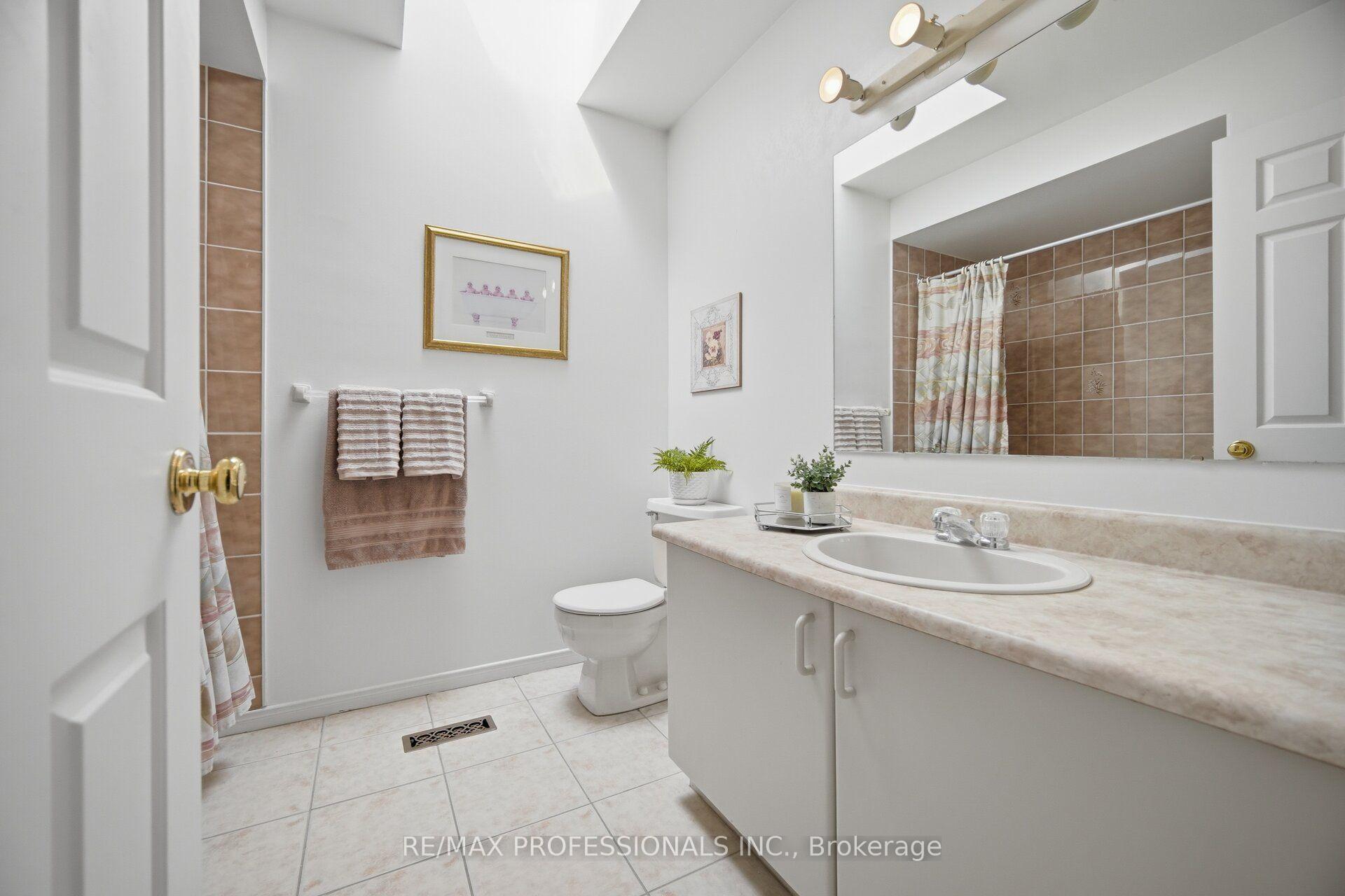 Photo 38 of 14 Laura Court, Brampton, Westgate — HOMEH