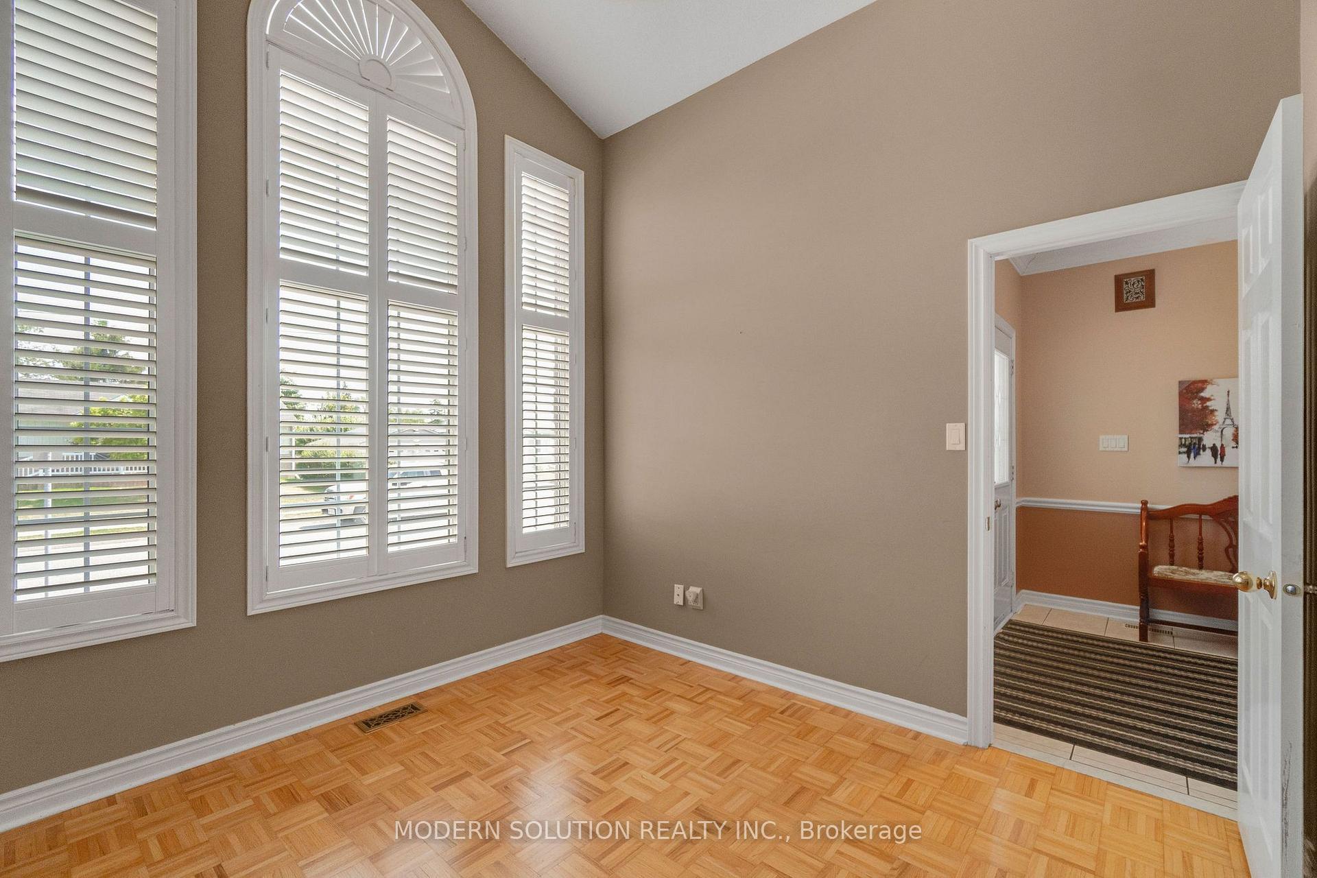 Photo 8 of 53 Ellwood Drive W, Caledon, Bolton West — HOMEH