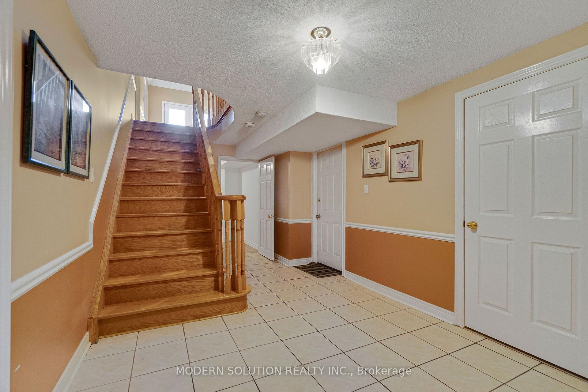Photo 28 of 53 Ellwood Drive W, Caledon, Bolton West — HOMEH